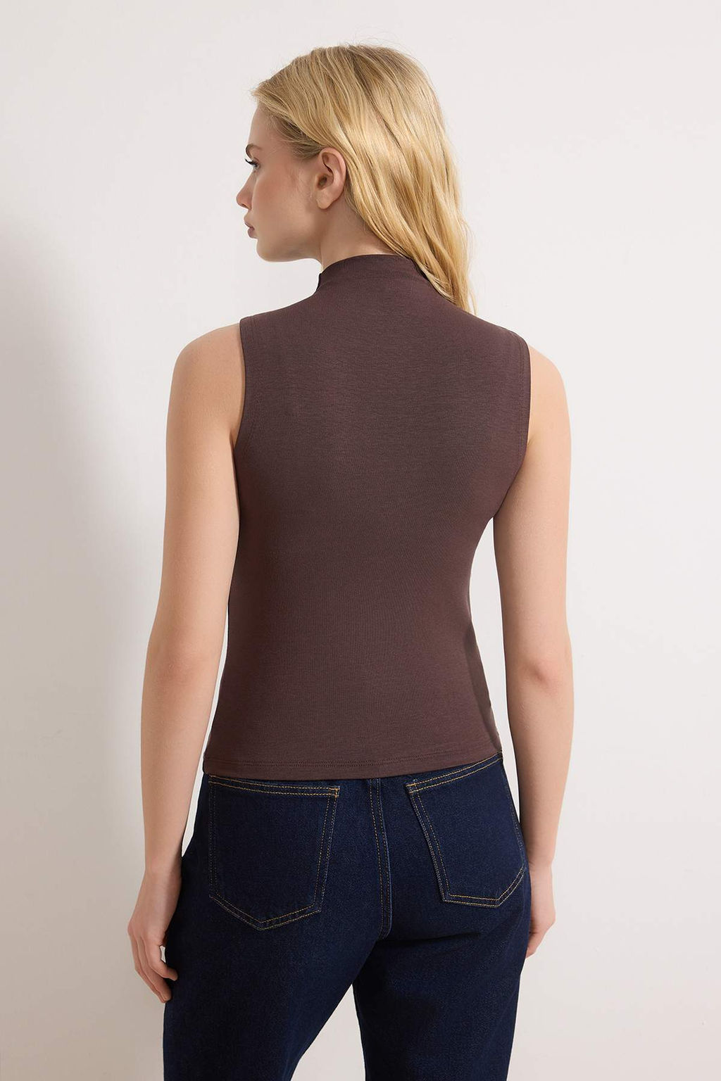 Kahverengi Dik Yaka S?f?r Kol Super Esnek Regular Boy Orme Bluz TWOSS25BZ00200