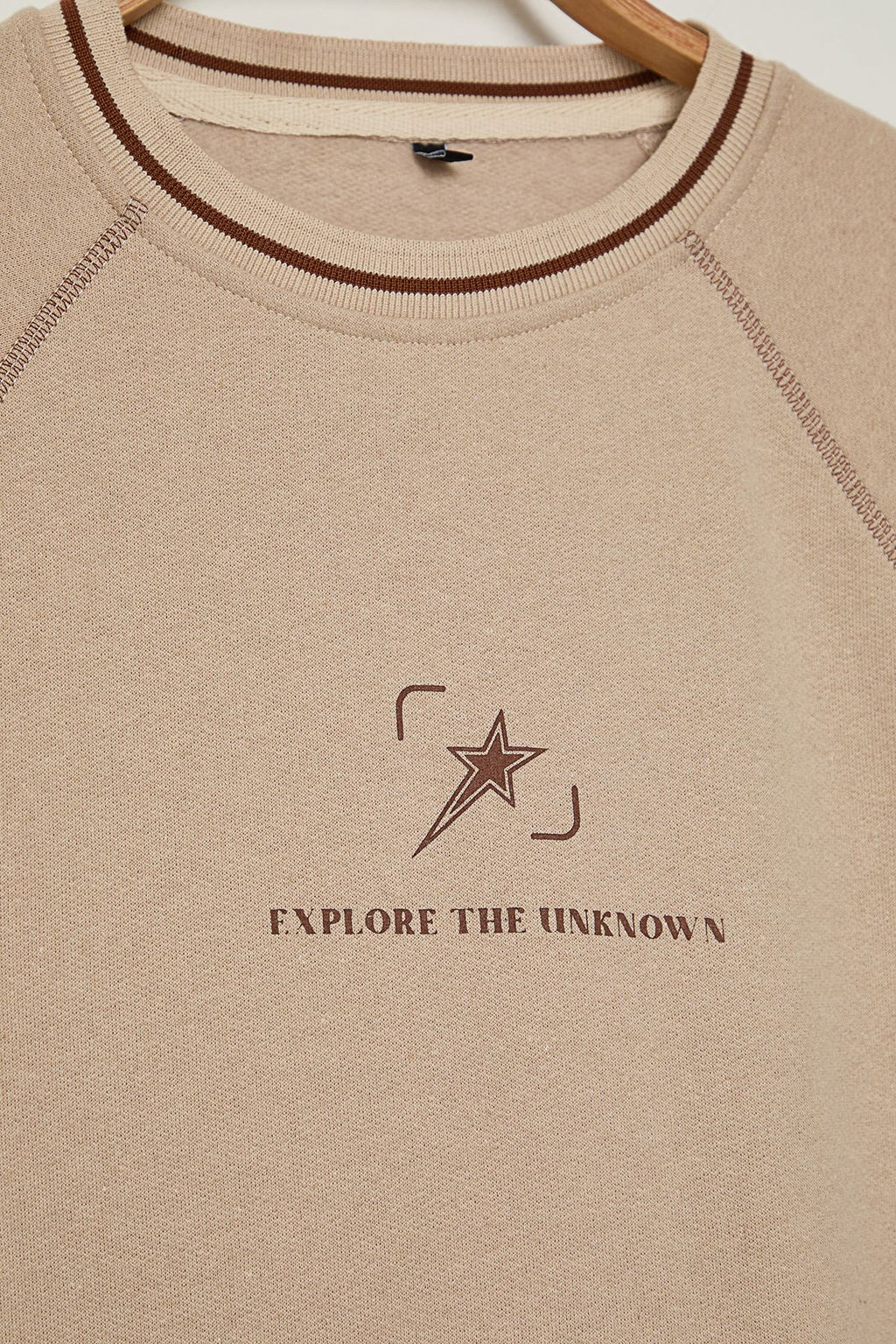 TRENDYOL MAN Bej Regular/Normal Kesim Dikis ve Yaka Triko Bant Detayl? Bask?l? Sweatshirt TMNAW25SW00166 - Trendyolmilla фото 10