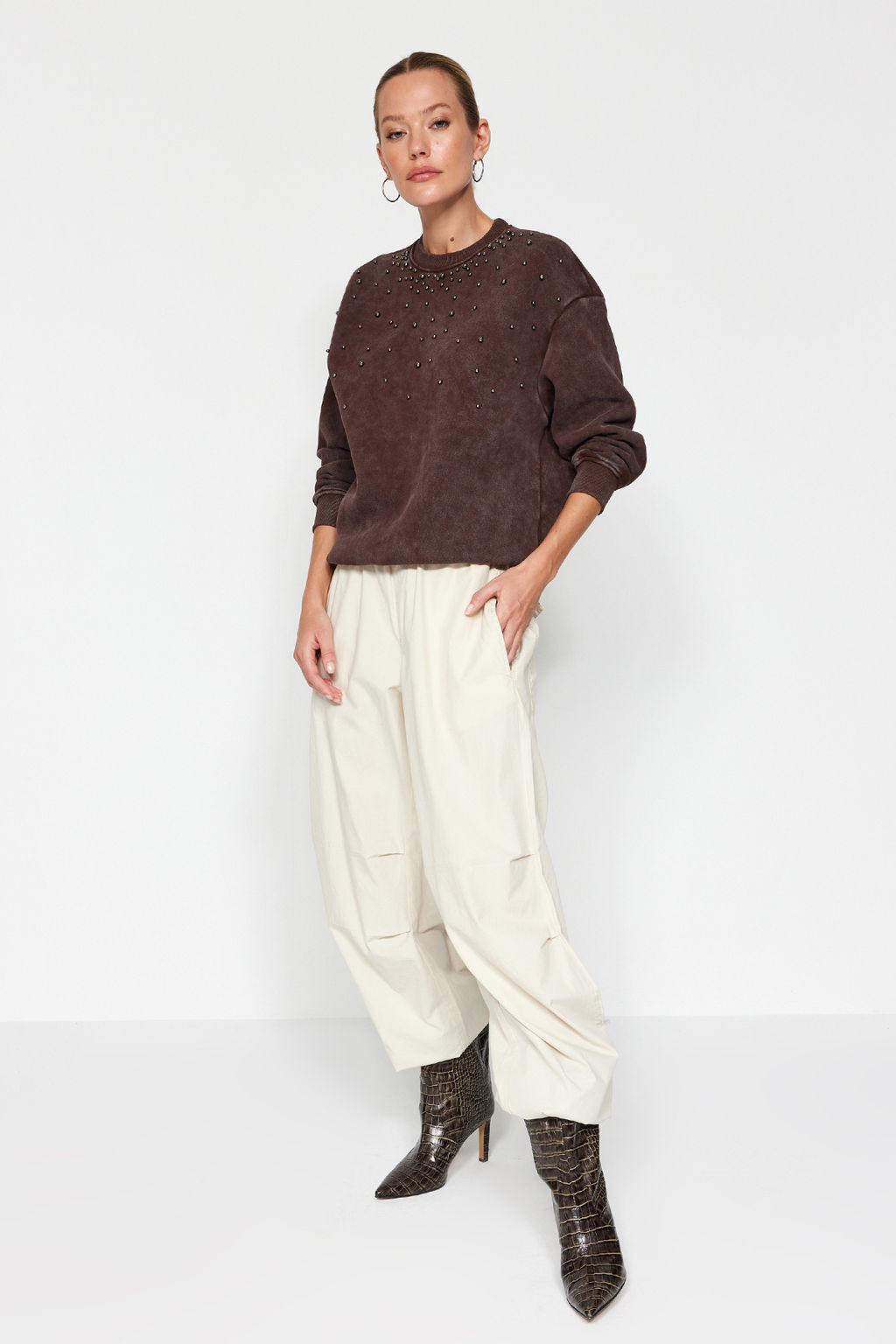 TRENDYOLMILLA Antrasit Eskitme/Soluk Efektli Kal?n Ici Polarl? Inci Detayl? Regular Orme Sweatshirt TWOAW24SW00152  фото 5