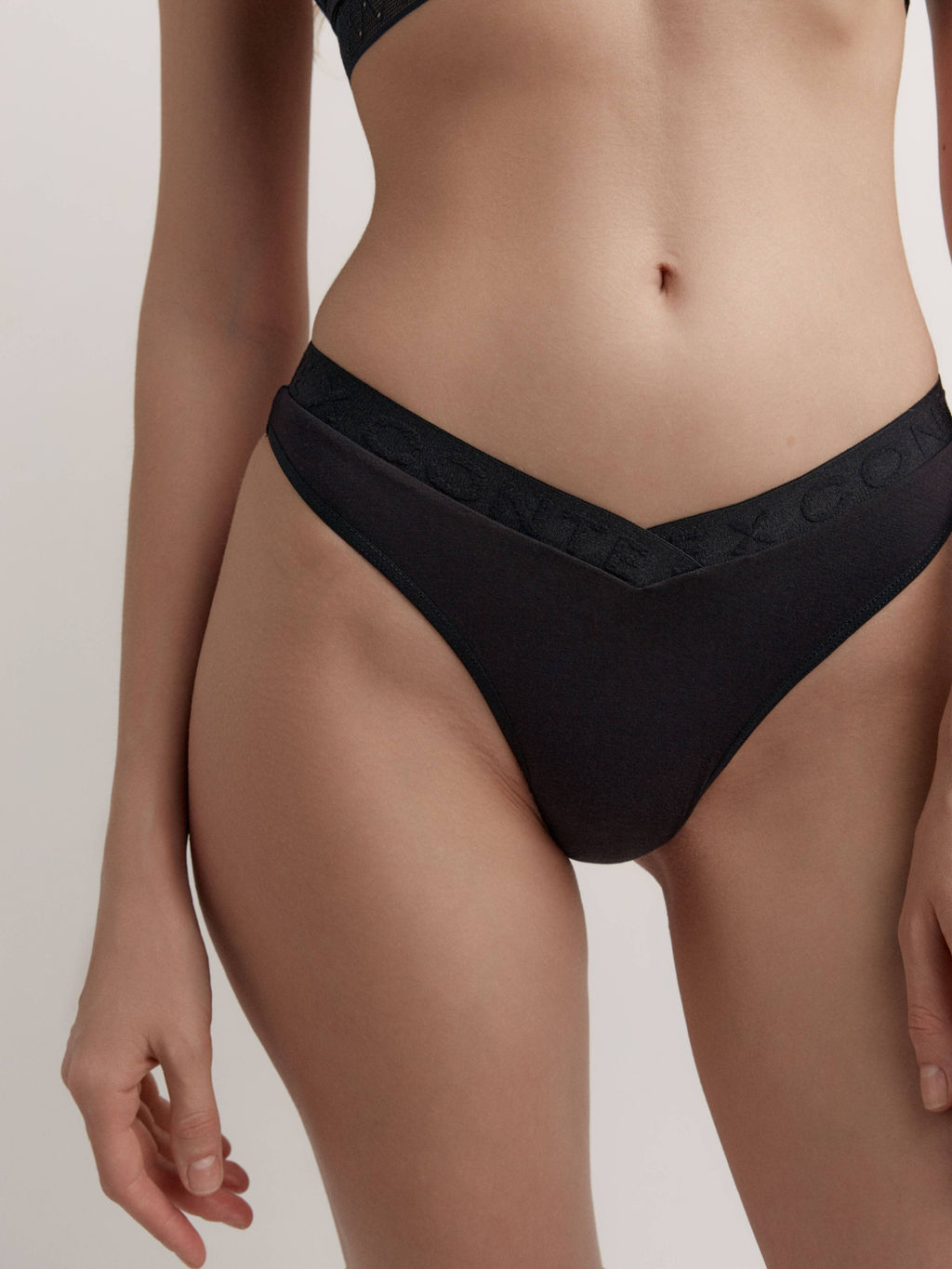 CONTE FLEXIBLE LBR 2238 Трусы бразилиана с V-образной линией талии и фигурным вырезом black