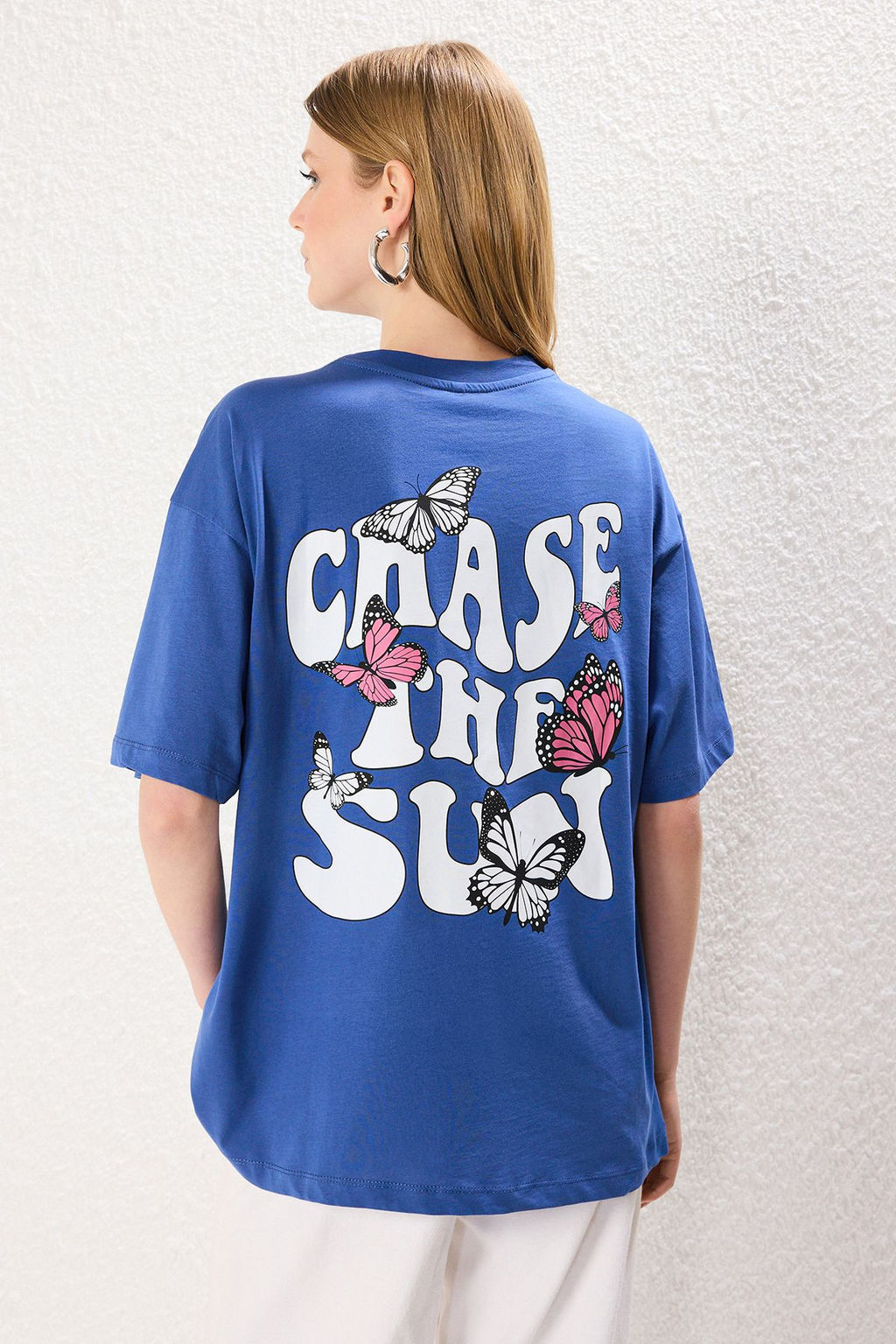 TRENDYOLMILLA Antrasit On ve Arka Bask?l? Oversize/Genis Kal?p Bisiklet Yaka Orme T-Shirt TWOSS24TS00119  фото 20