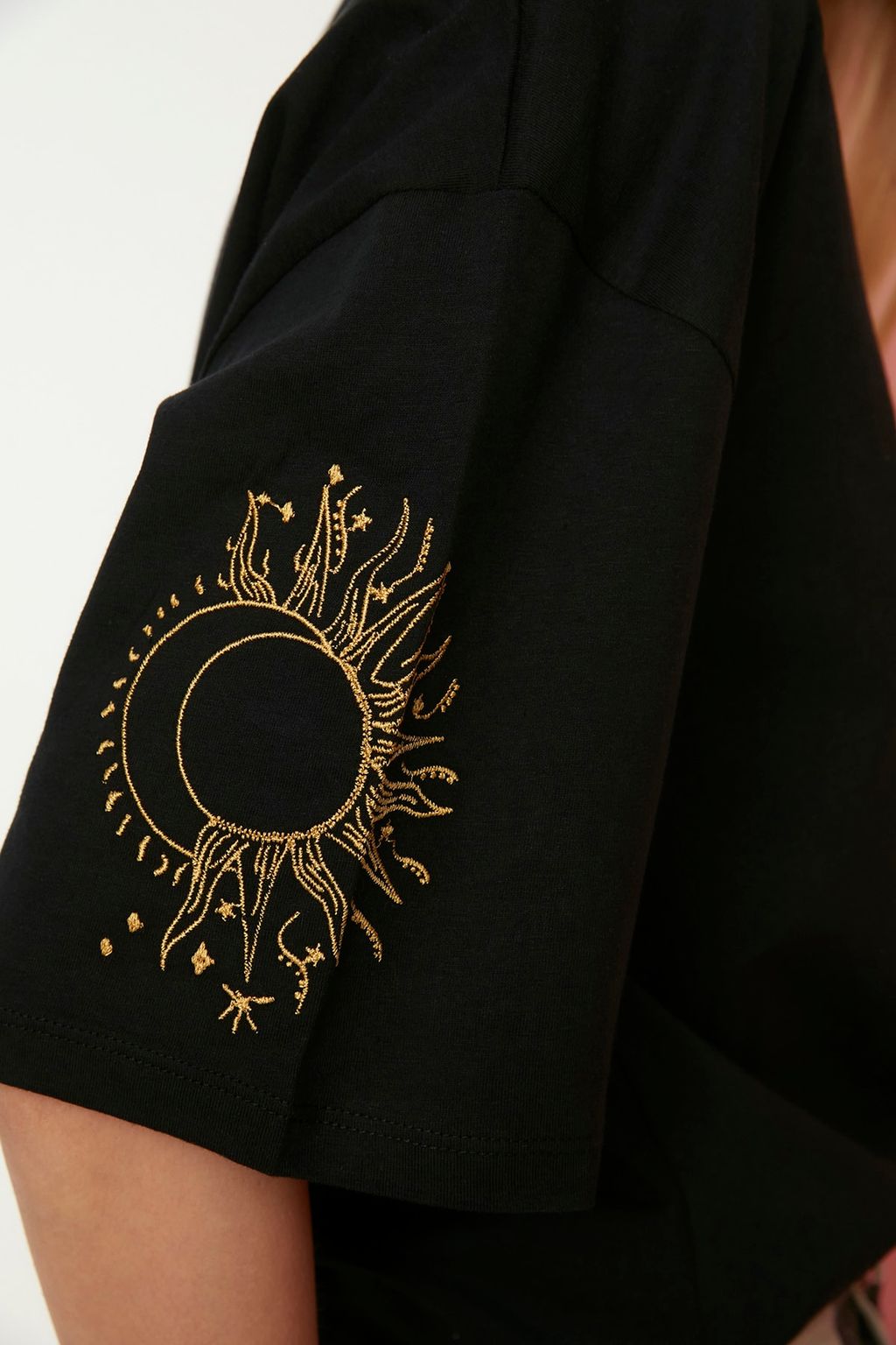 TRENDYOLMILLA Siyah %100 Pamuk Kol Nak?sl? Relaxed/Genis Rahat Kesim Bisiklet Yaka Orme T-Shirt TWOSS20TS0285 фото 2