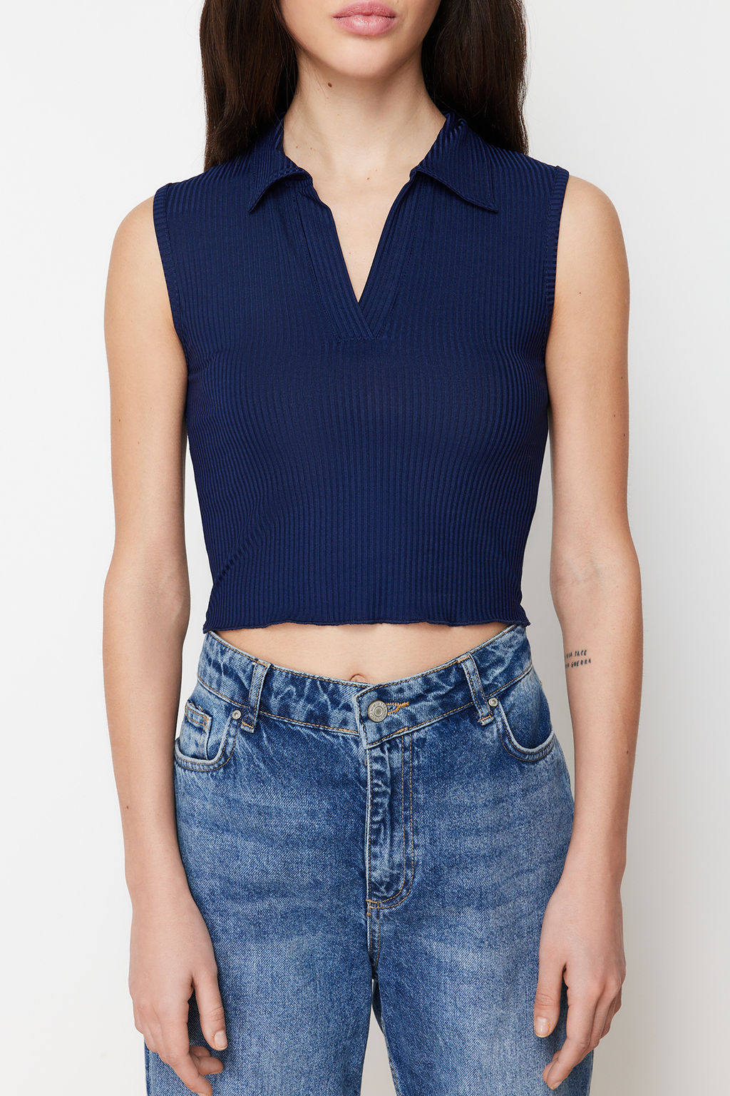 Trendyolmilla Siyah Fitted/Vucuda Oturan Polo Yaka Crop Esnek Orme Bluz TWOSS22BZ0335  фото 8