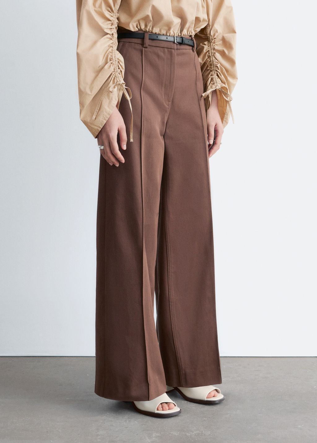 Pantalones de algod?n con pliegues marcados - H&m фото 4