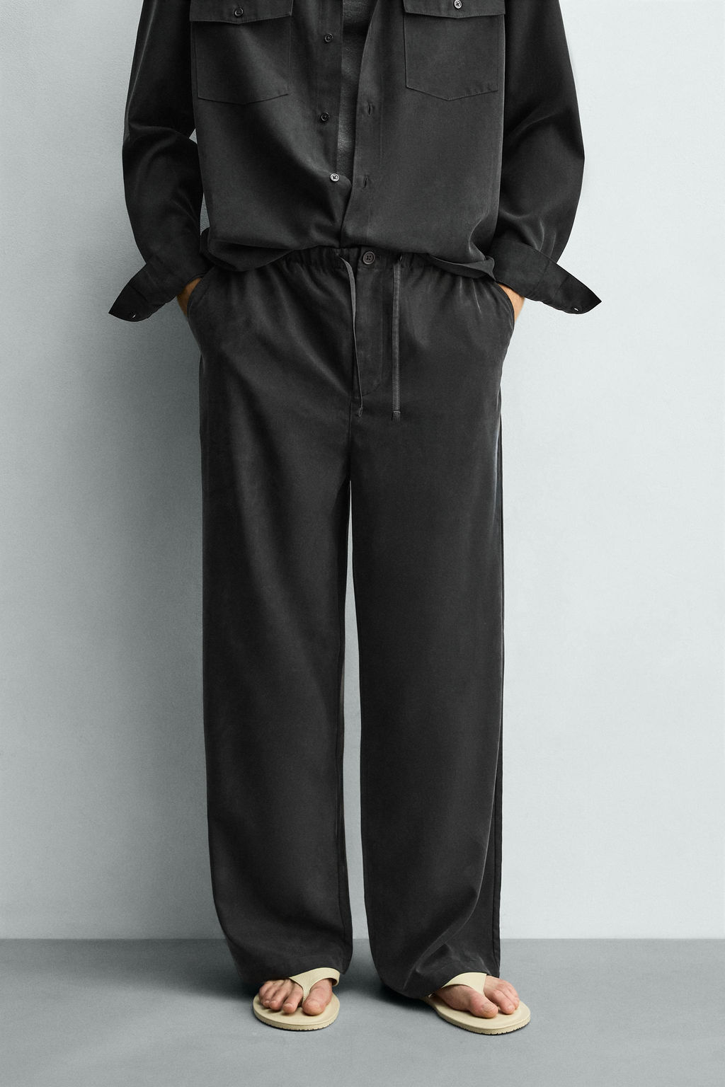 PANTAL?N FLUIDO RELAXED FIT / Gris oscuro