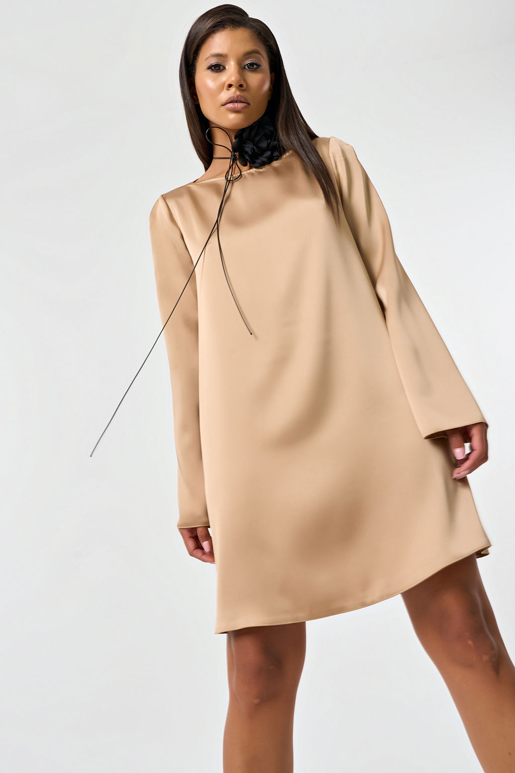 Платье с рукавом из атласа темно-бежевое новый год