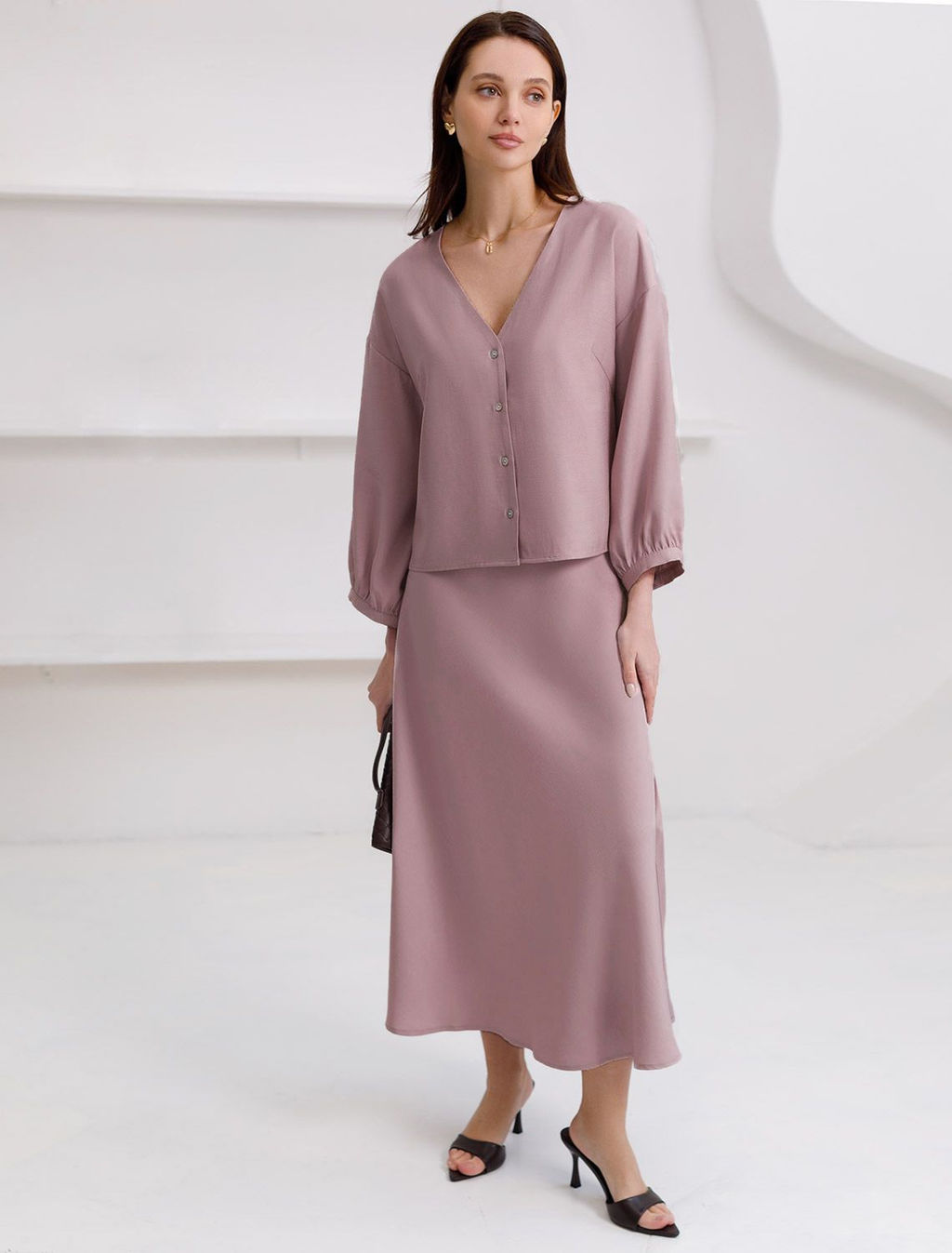 Юбка миди с разрезом скроенная по косой из плотного лиоцелла - Vilatte фото 4