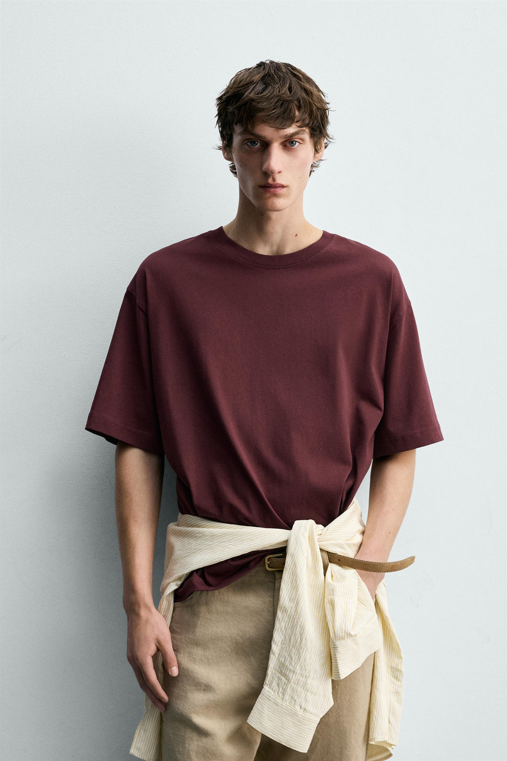 CAMISETA RELAXED FIT BORDADO / burdeos/crudo