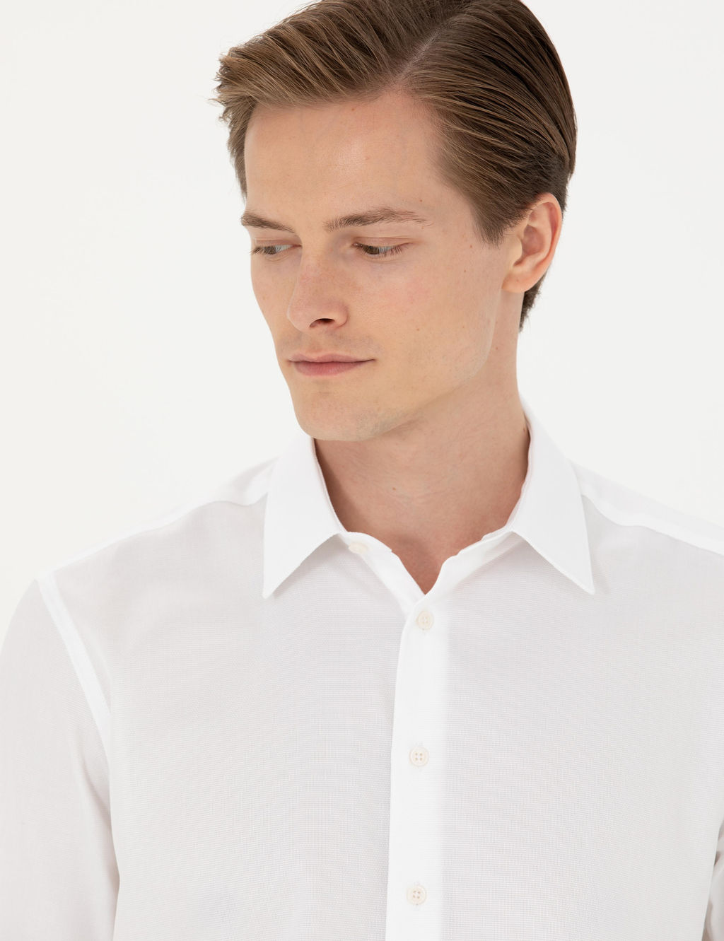 Белая хлопковая рубашка обычного кроя