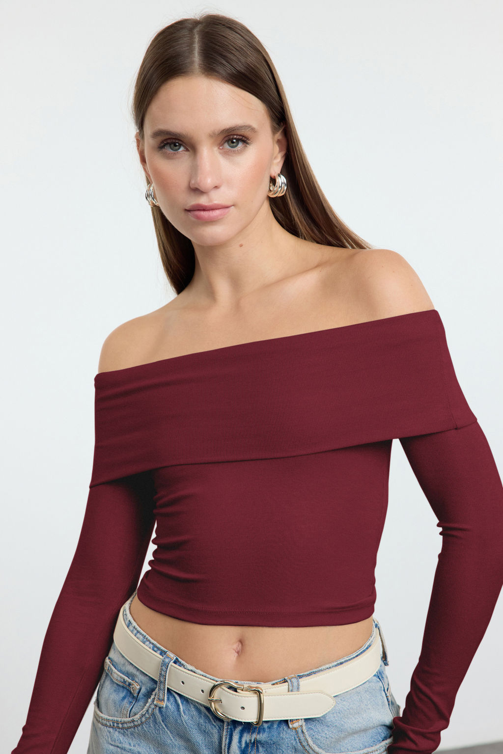 Trendyolmilla Siyah Carmen Yaka Fitted/Vucuda Oturan Crop Esnek Orme Bluz TWOAW25BZ00008  фото 33