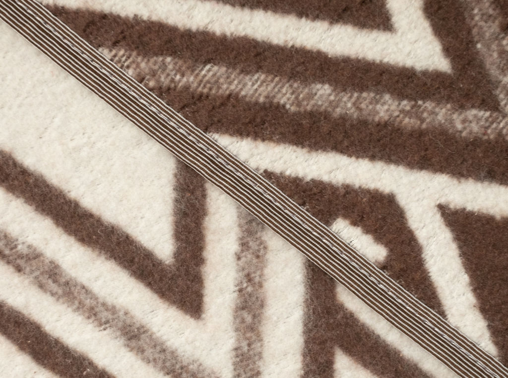 Одеяло байковое в канте 140*205 жаккард "Зигзаг" цв. коричневый (Россия)