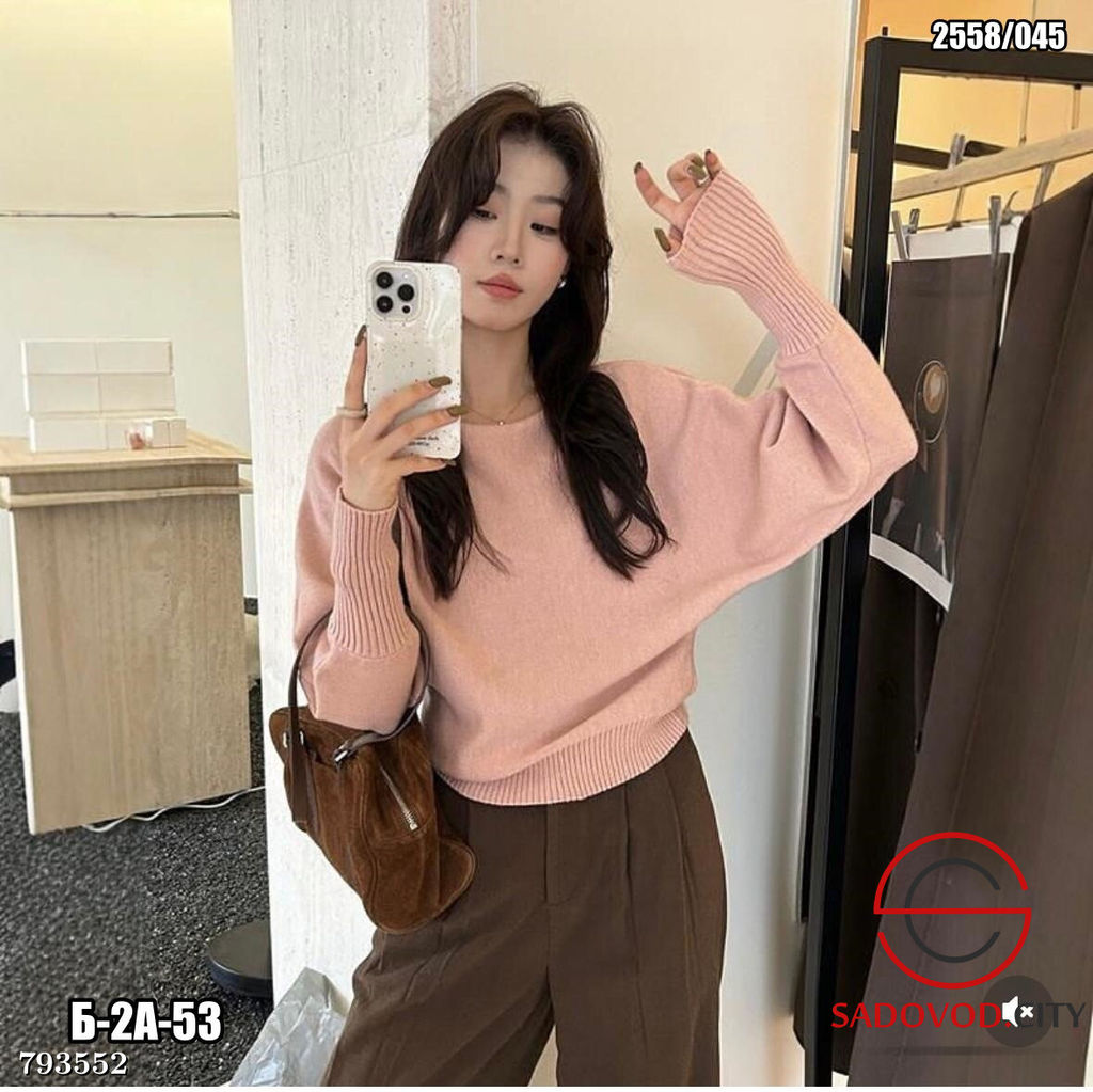 Стильная укороченная оверсайз кофта с открытыми плечами