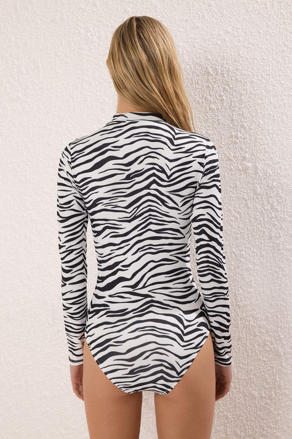 TRENDYOLMILLA Tropikal Desenli Sorfcu Fermuarl? Regular Mayo TBESS25MA00119  фото 4