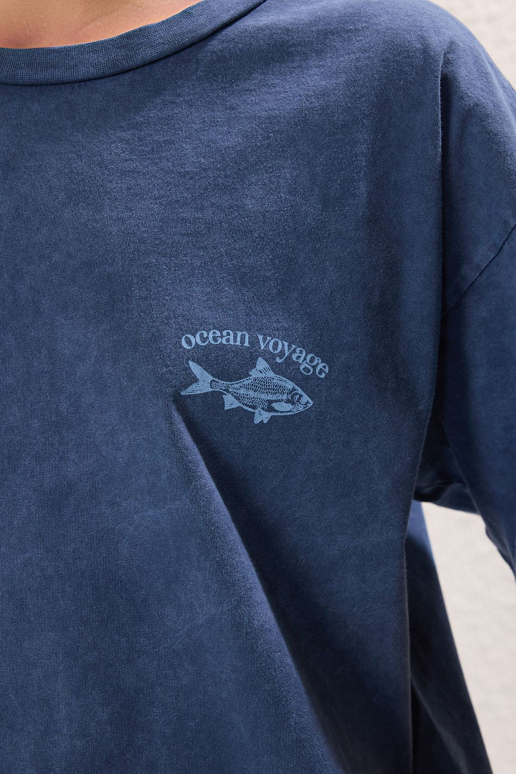 TRENDYOLMILLA Indigo Y?kamal? ve S?rt Bask?l? Oversize/Genis Kal?p Orme T-Shirt TWOSS25TS00058 фото 3