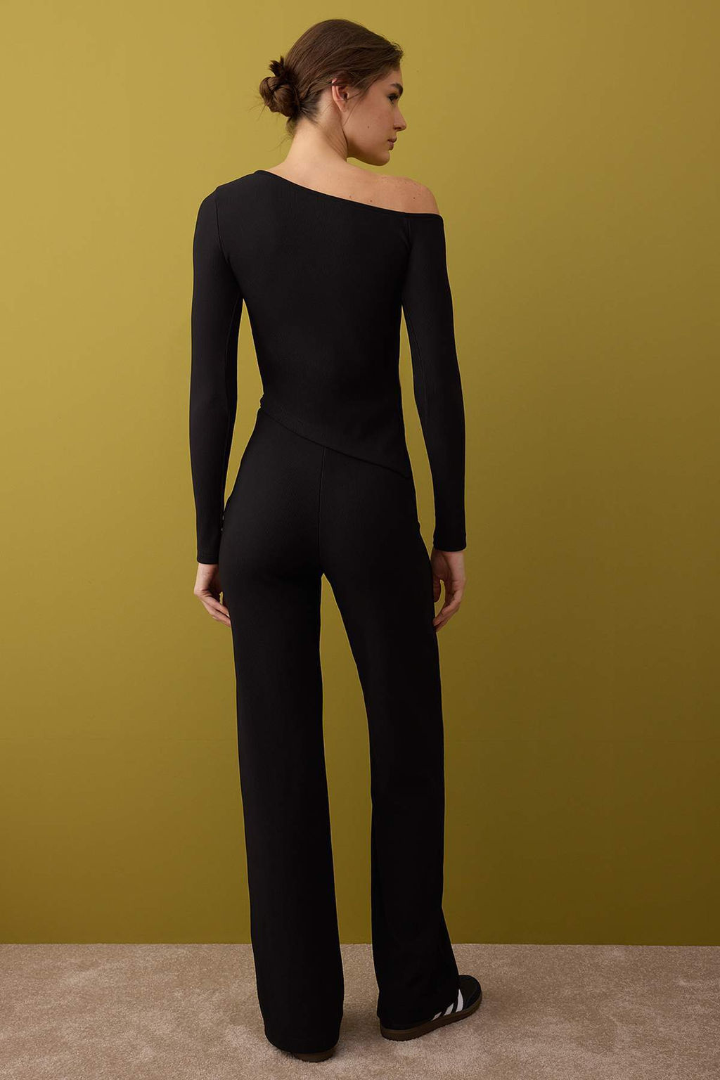 Siyah Asimetrik Yaka Vucuda Oturan Esnek Orme Alt - Ust Tak?m TWOAW26AU00056