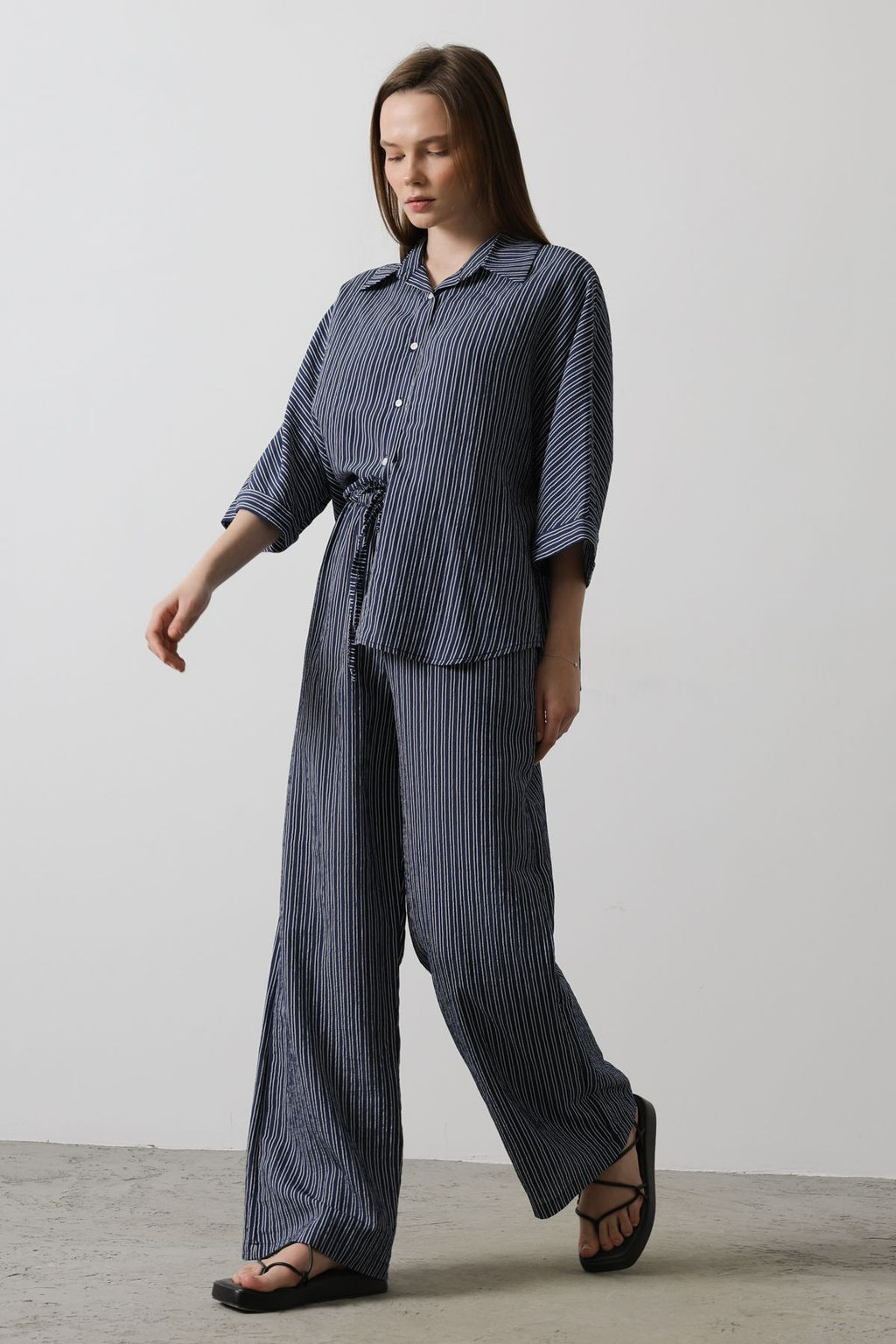 TRENDYOLMILLA Lacivert Beli Lastikli Baglama Detayl? Wide Leg/Genis Paca Cizgili Pantolon TWOSS25PL00043  фото 3