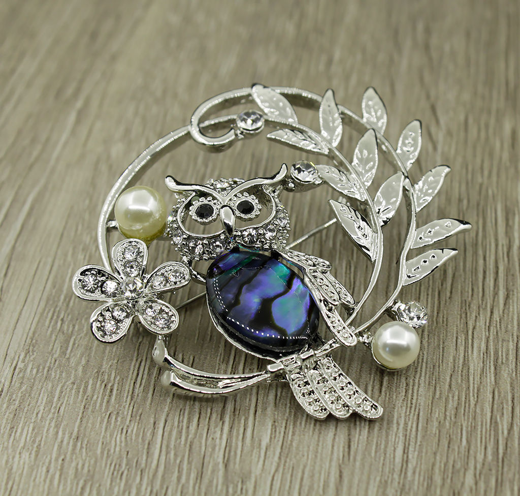 Брошь "Филин на веточке" перламутр гелиотис