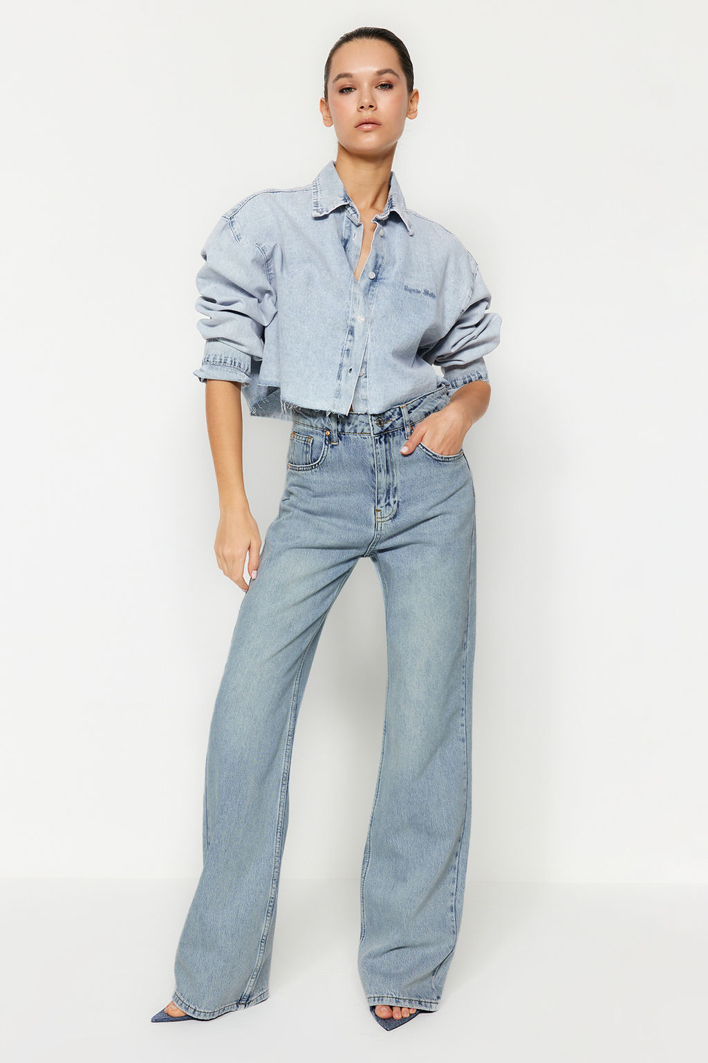 TRENDYOLMILLA Mavi Soluk Efekt Vintage Yuksek Bel Wide Leg Jeans TWOSS24JE00022