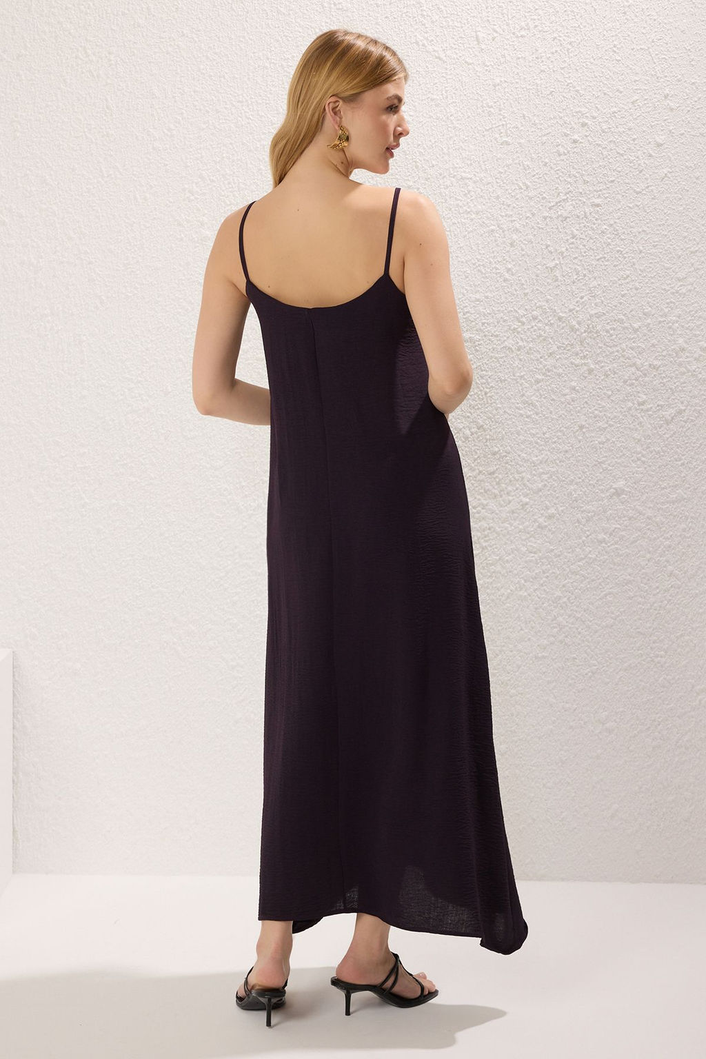 TRENDYOLMILLA Indigo Duz Kesim V Yaka Maxi Dokuma Elbise TWOSS24EL00995 фото 33