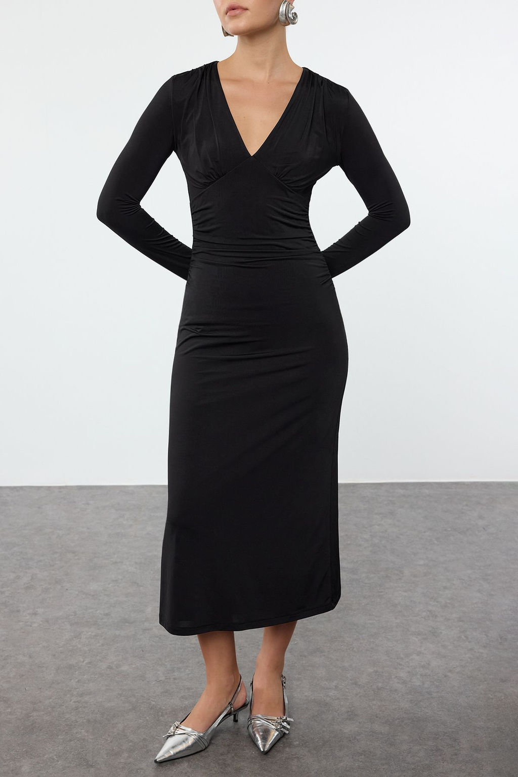 Siyah V Yaka Buzgu/Drape Detayl? Vucuda Oturan Midi Orme Elbise TWOAW25EL00217 - Trendyolmilla фото 3