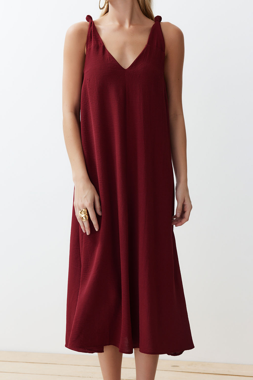 Bordo Rahat Kesim V Yaka Midi Dokuma Elbise TWOSS23EL00882