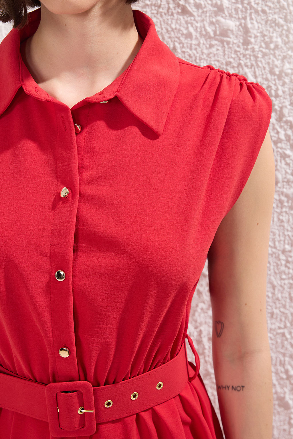 K?rm?z? Kemerli Duz A Kesim Kemerli K?sa / Mini Dokuma Elbise TWOSS25EL00551 - Trendyolmilla фото 3