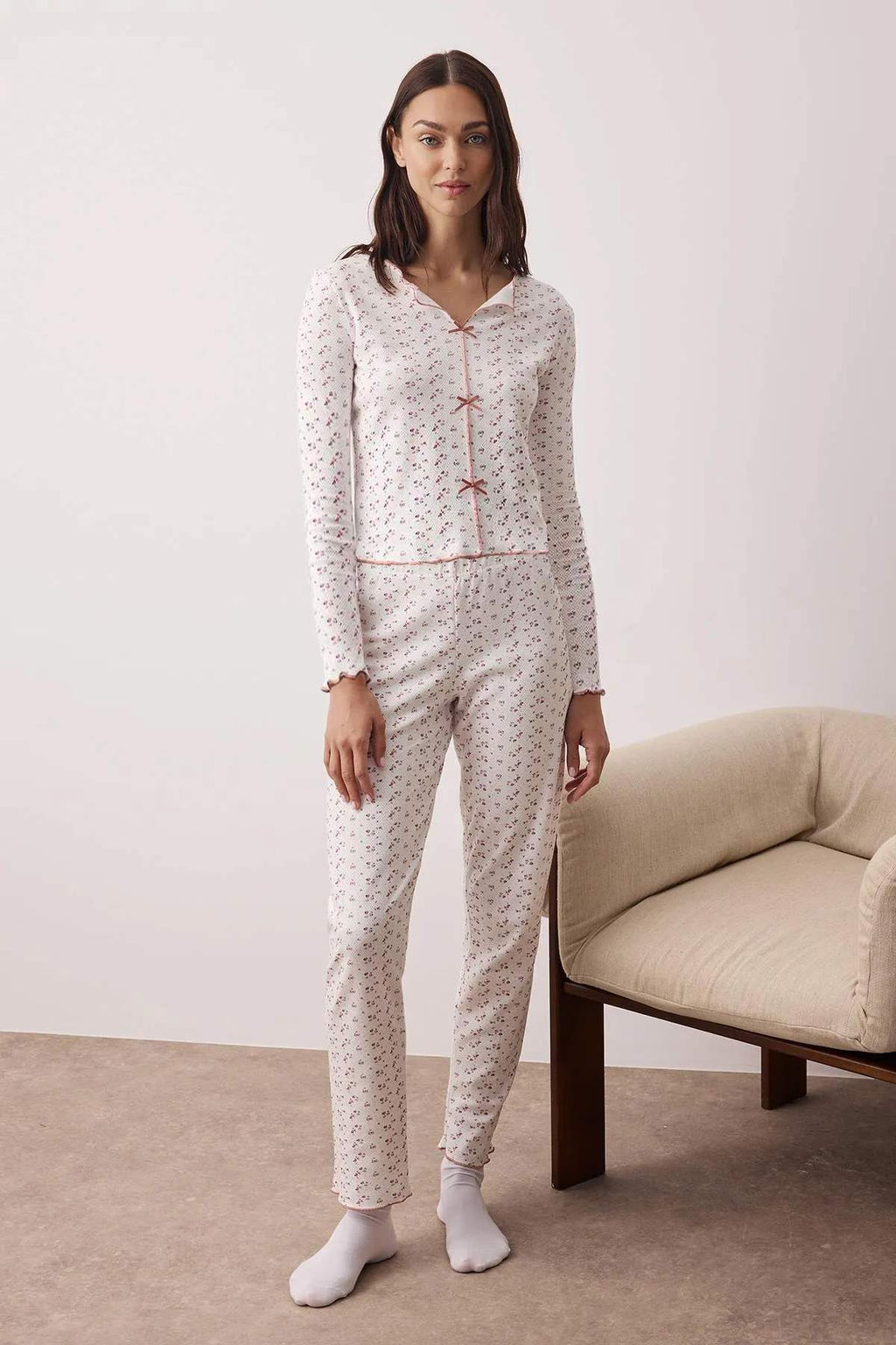 Beyaz-Cok Renkli Cicekli Kurdele Detayl? Dokulu Pike Kumas Orme Pijama Tak?m? THMAW26PT00069