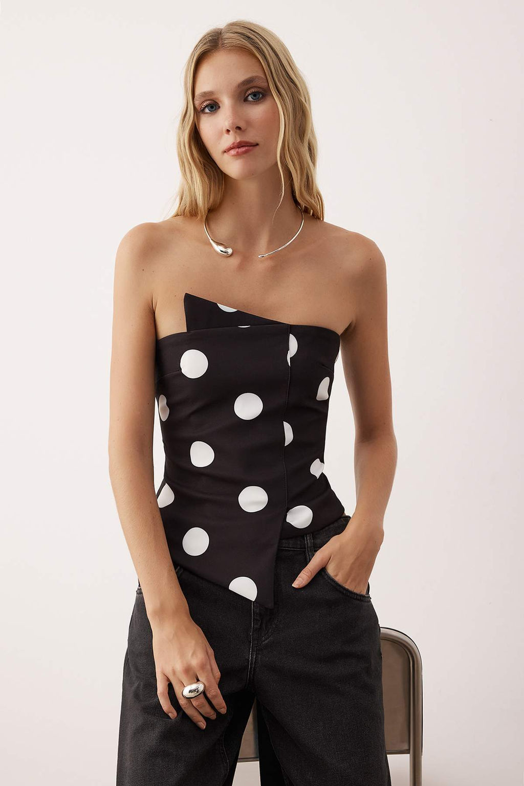 Siyah-Beyaz Puantiyeli Straplez Kolsuz Dokuma Finike S?k/Gece Bluz TPRSS24BZ00008