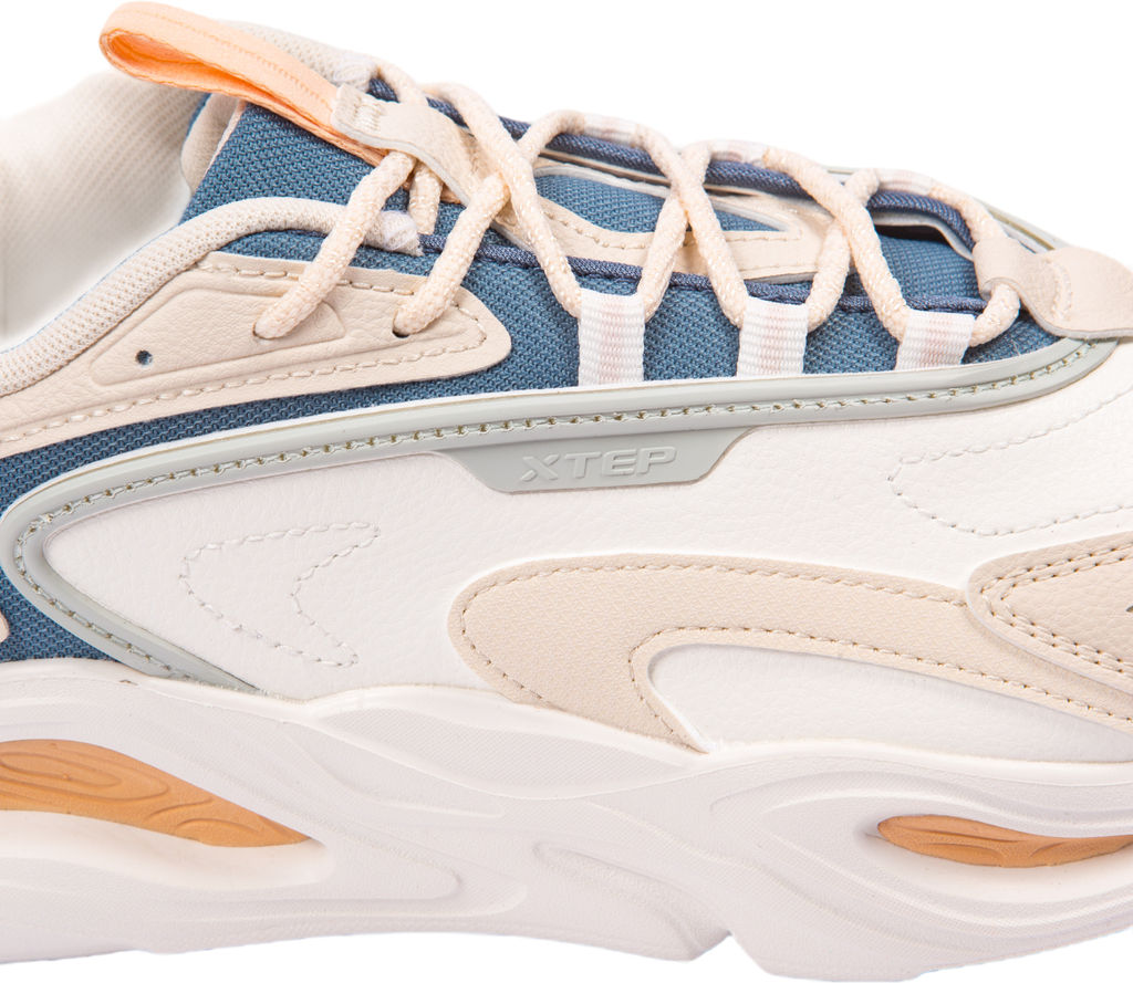 Кроссовки женские