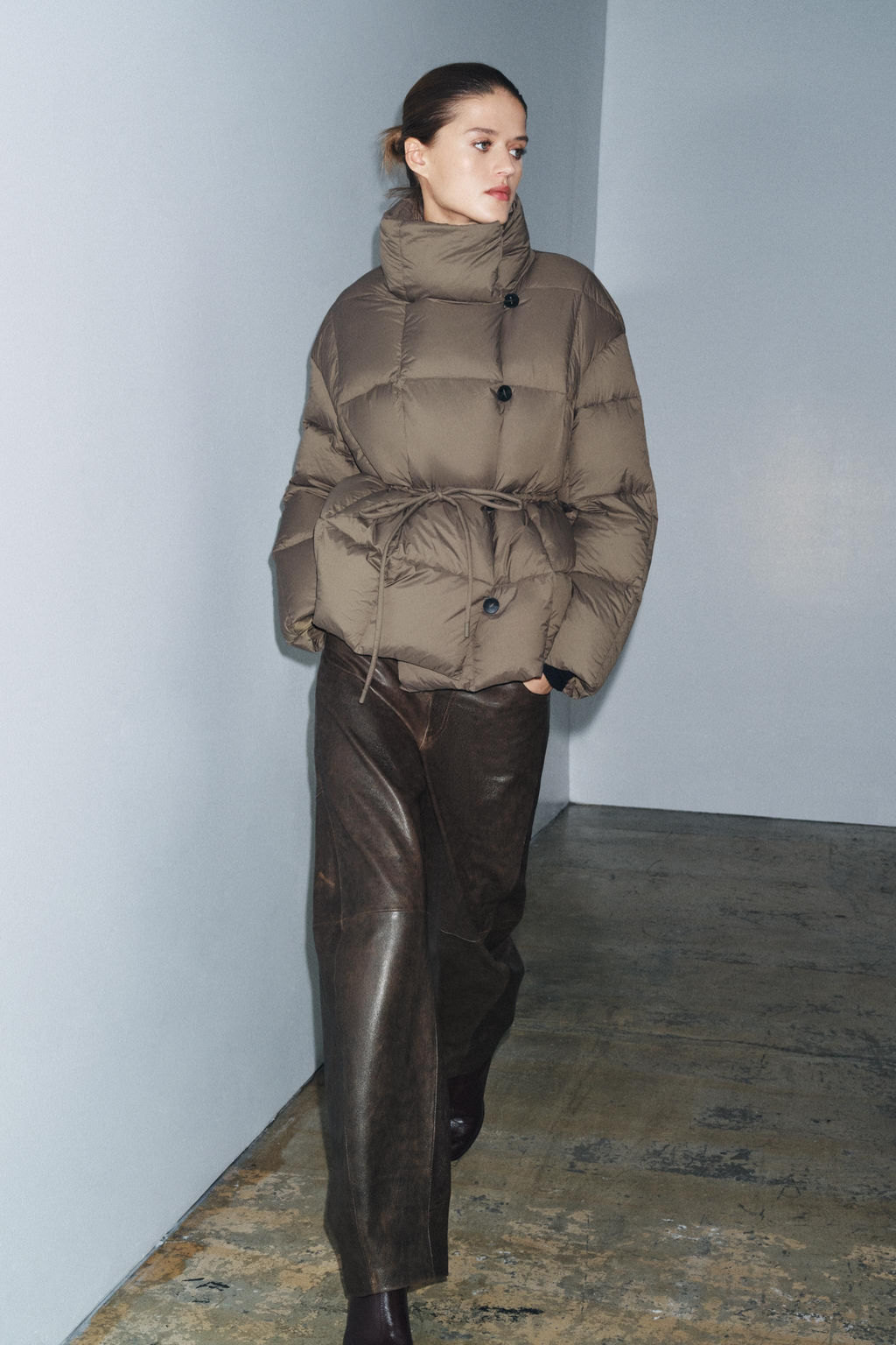 SHORT PUFFER JACKET WITH BELT ZW COLLECTION - Zara фото 2