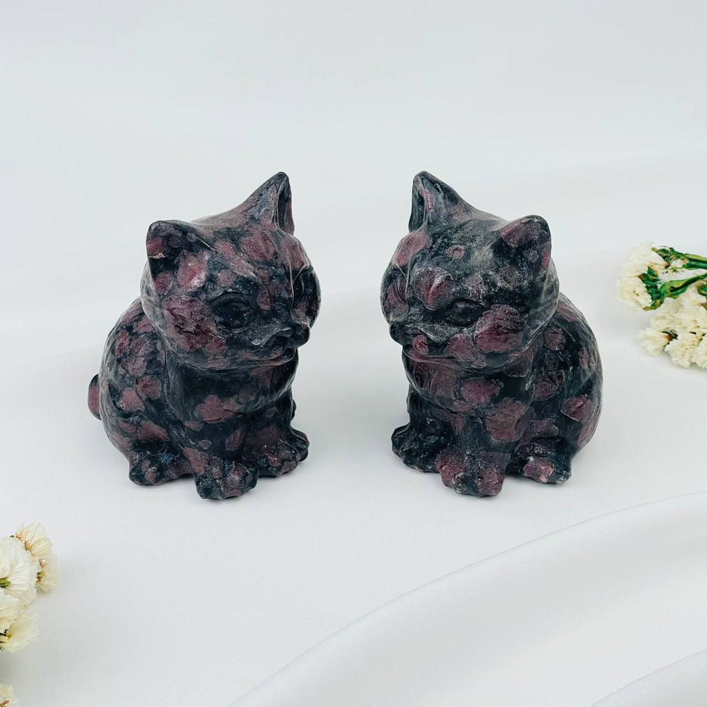 Фигурка Кот из Граната с Арфедсонитом