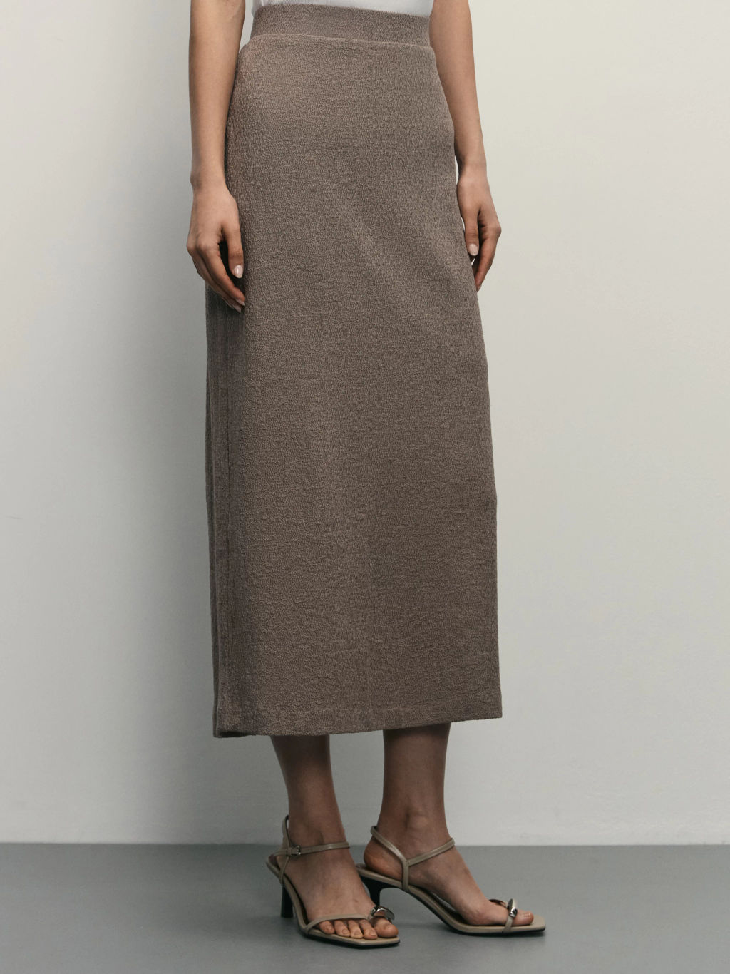 Прямая юбка миди из фактурной ткани / Zarina  фото 3