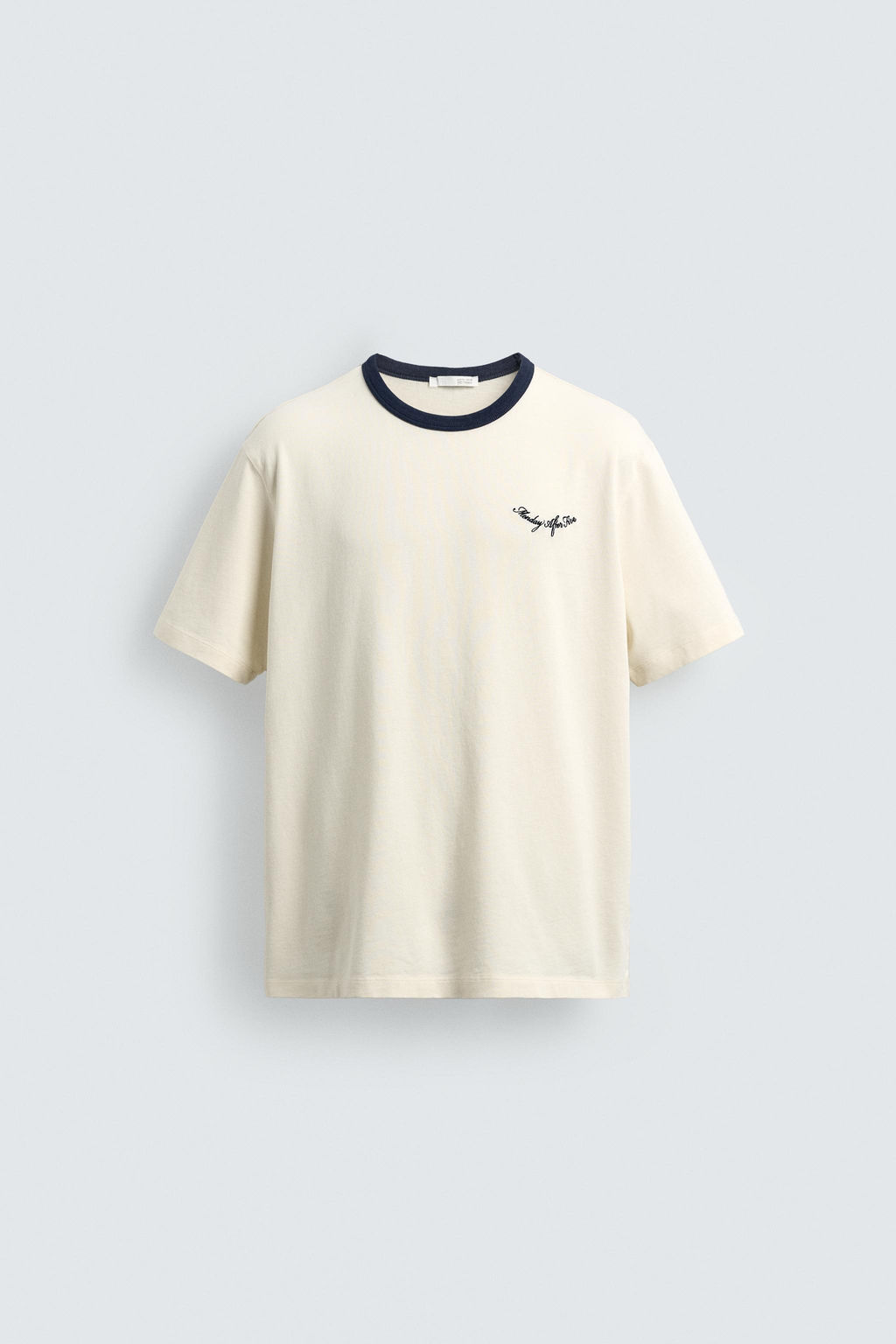 CAMISETA REGULAR FIT BORDADO CONTRASTE / Crudo