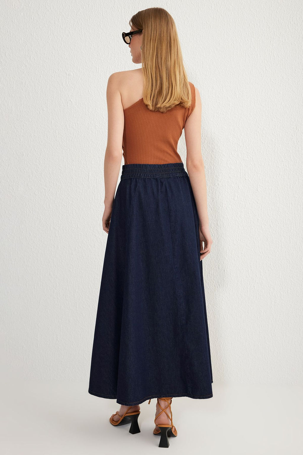 TRENDYOLMILLA Koyu Mavi Volanl? Beli Lastikli Maxi Denim Etek TWOSS25ET00006 фото 5