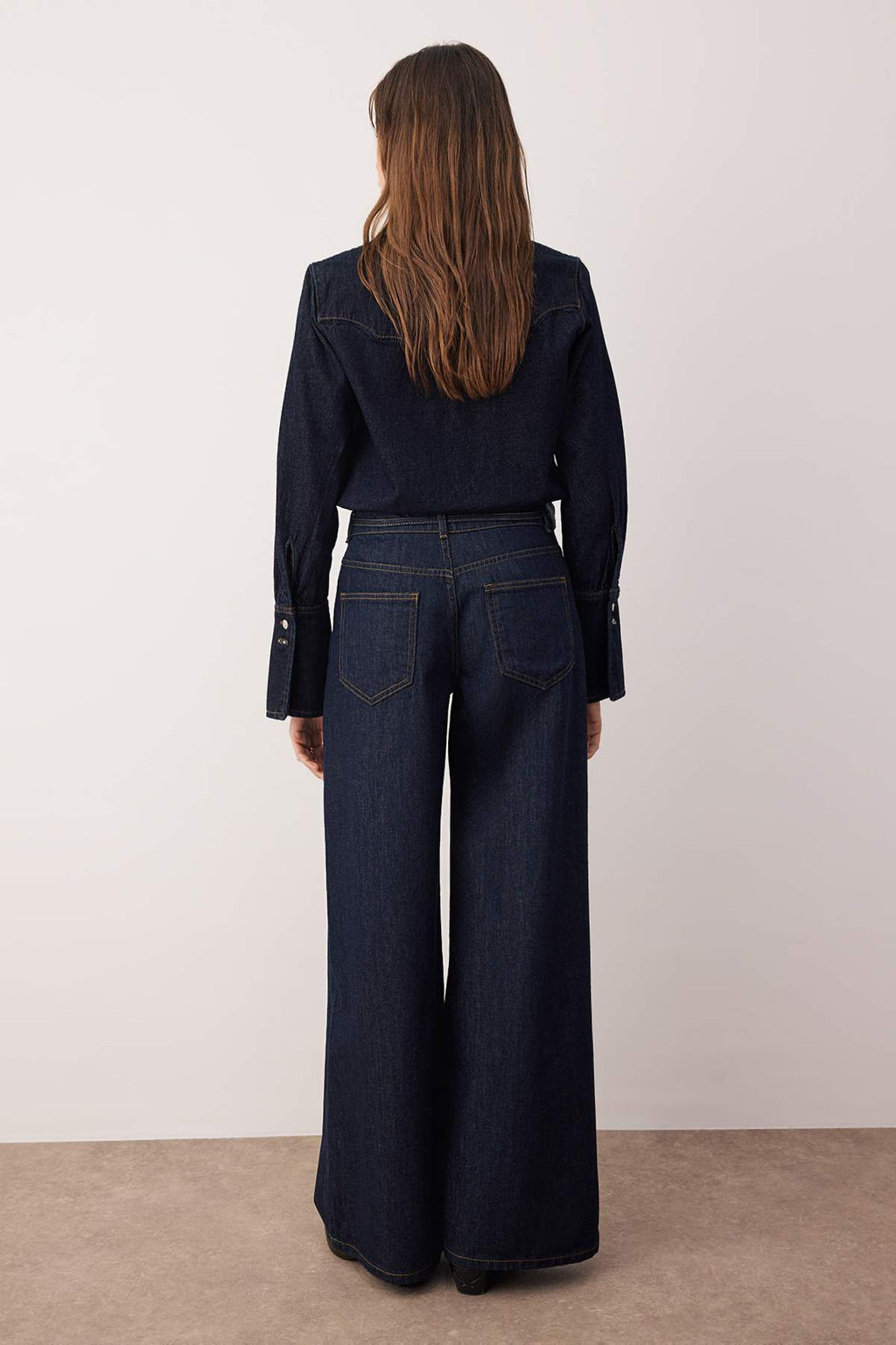 Koyu Mavi Yuksek Bel Gul Kemer Detayl? Wide Leg Jeans TWOAW26JE00171 - Trendyolmilla фото 4