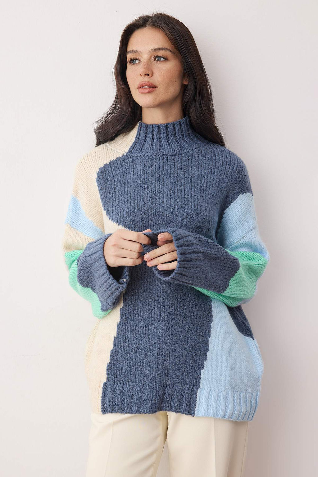 Mavi Yumusak Dokulu Renk Bloklu Genis Kal?p Triko Kazak TWOAW20XS0047