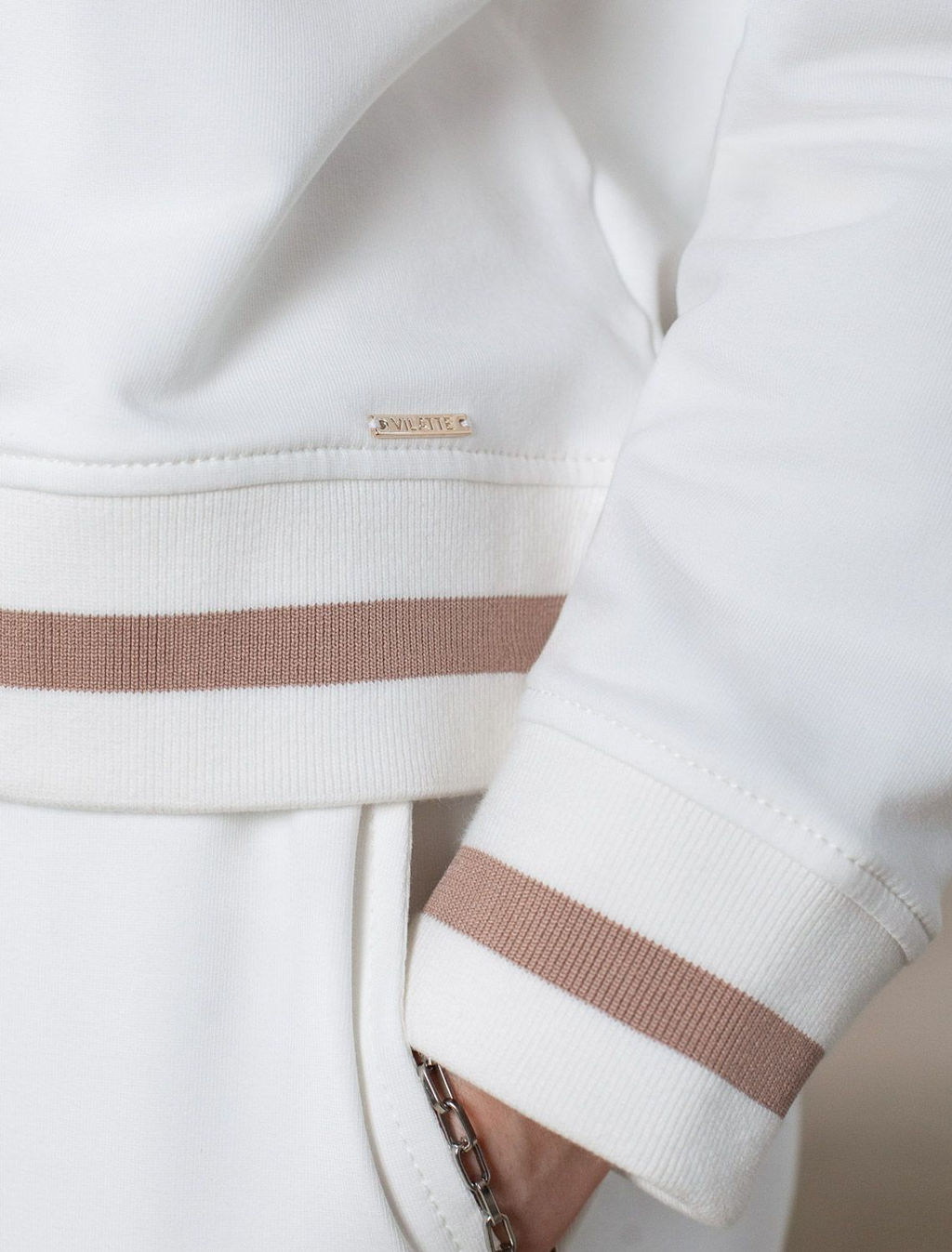 Свитшот среднего объема с V вырезом и принтом из футера двухнитки с эластаном