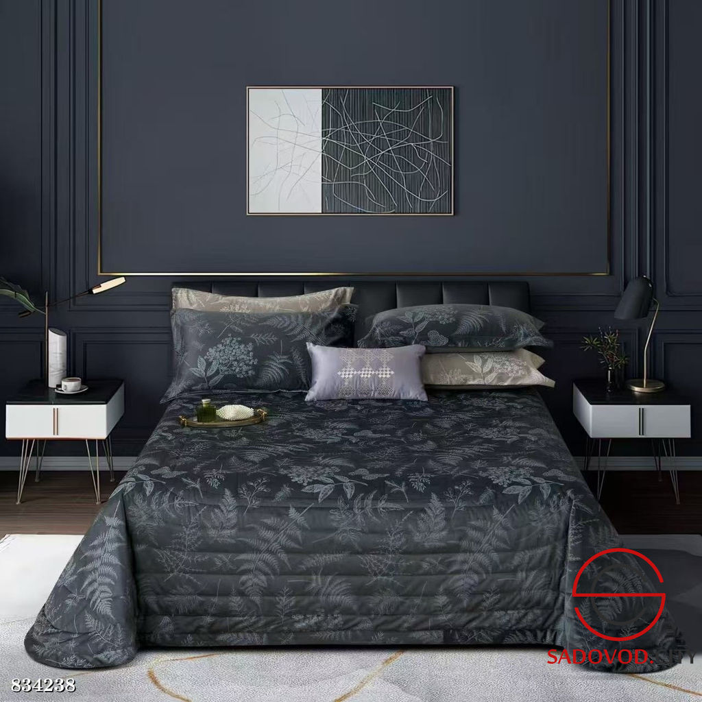 Стеганное покрывало с наволочками.