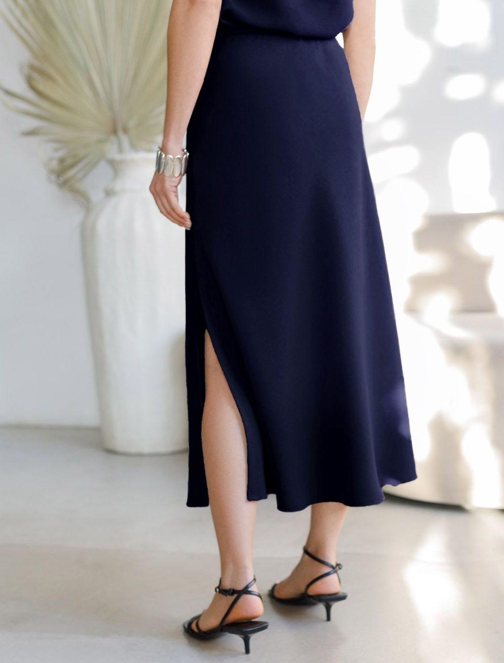 Юбка миди с разрезом скроенная по косой из плотного лиоцелла - Vilatte фото 3