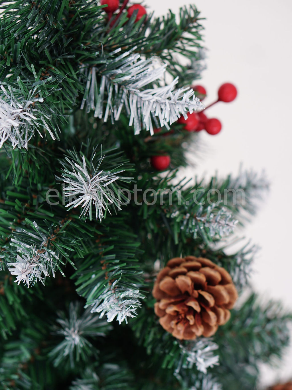 Елка Украинская белоснежная (шишки и красные ягоды) 180 см - Ип лебедев о.ю фото 4
