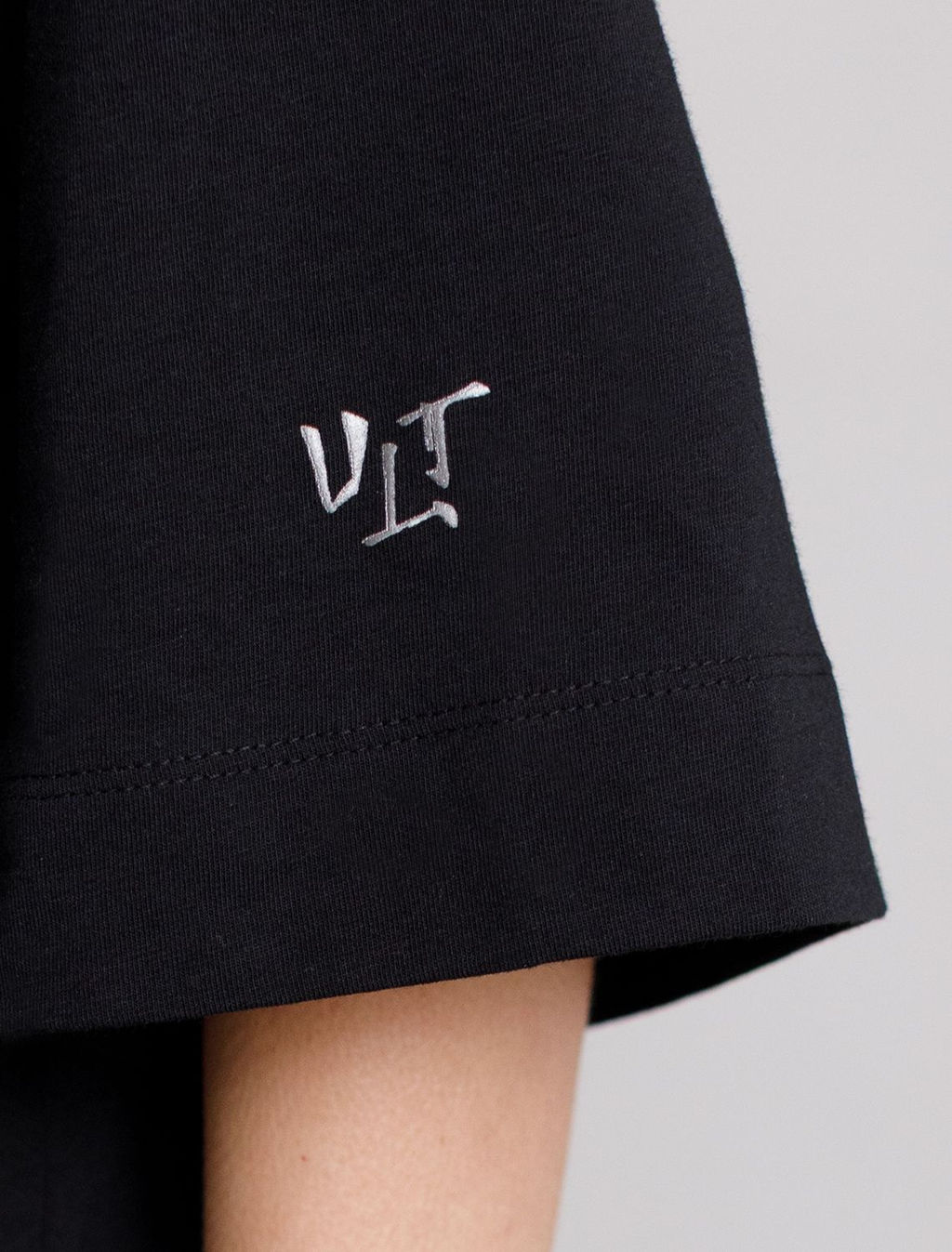 Свободная футболка с принтом и разрезами из премиального хлопка с эластаном - Vilatte фото 4
