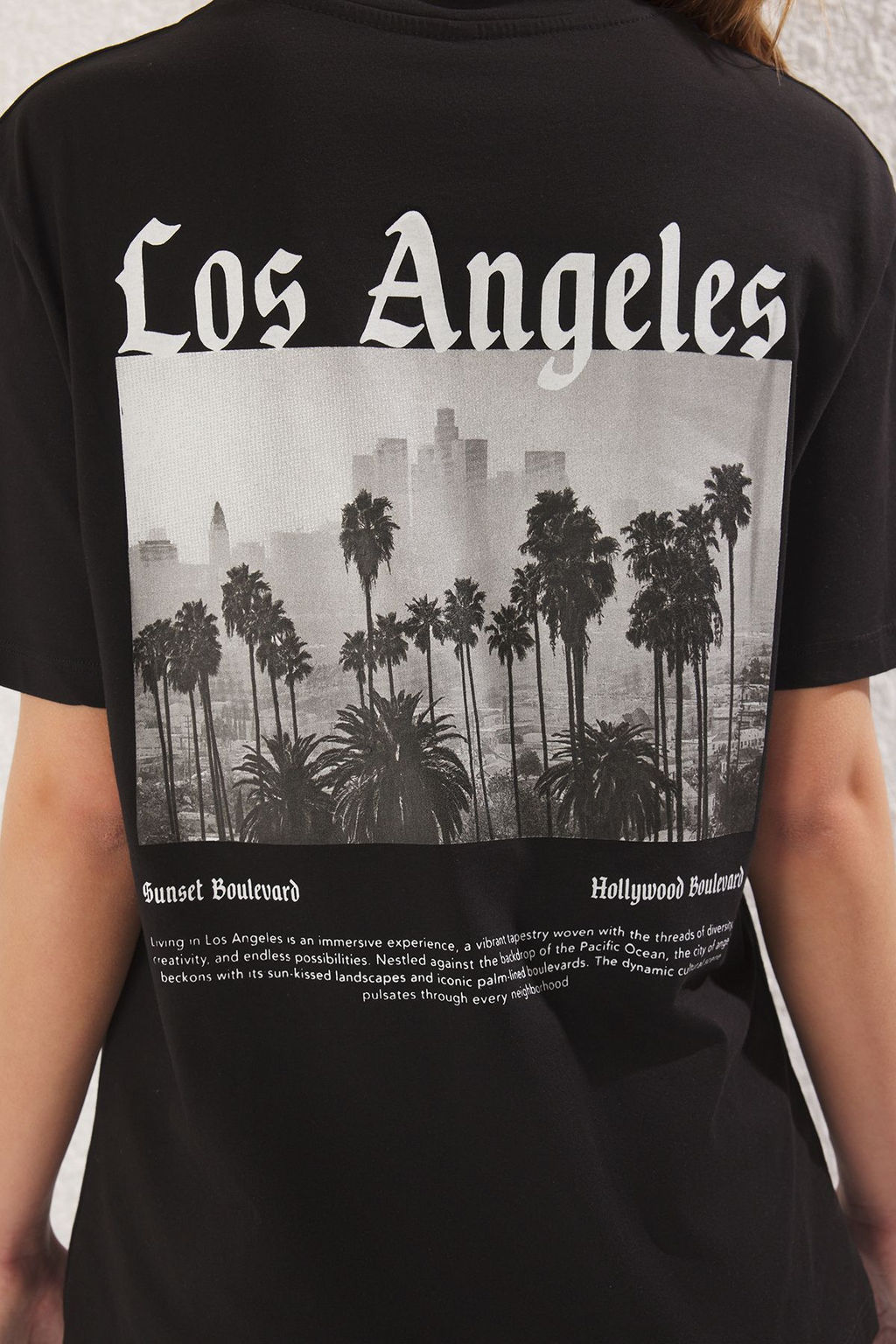 TRENDYOLMILLA Siyah S?rt Bask?l? Oversize/Genis Kal?p Orme T-Shirt TWOSS25TS00139  фото 2