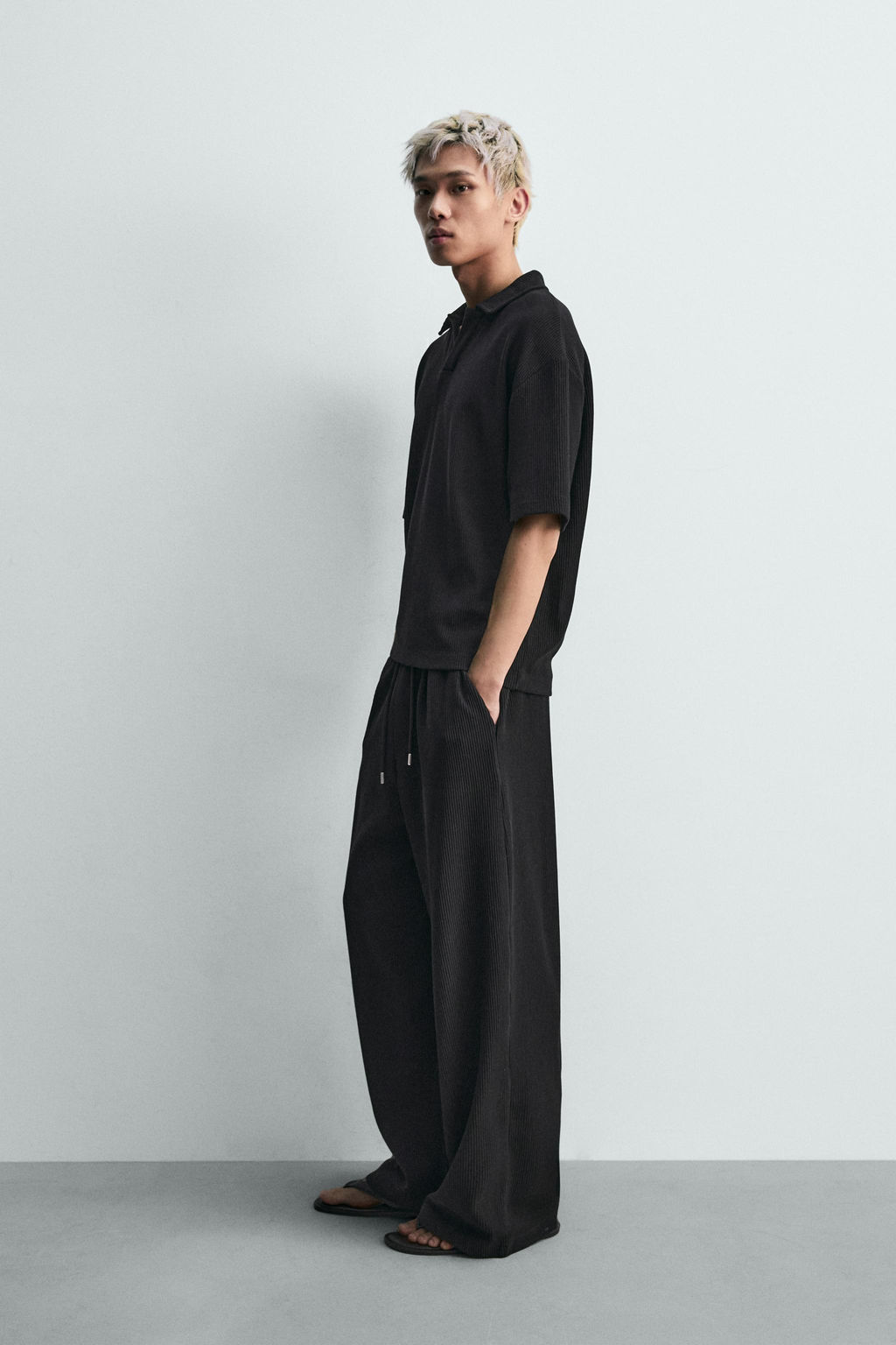 PANTAL?N RELAXED FIT OTOM?N PLIEGUES / Negro - Zara фото 4
