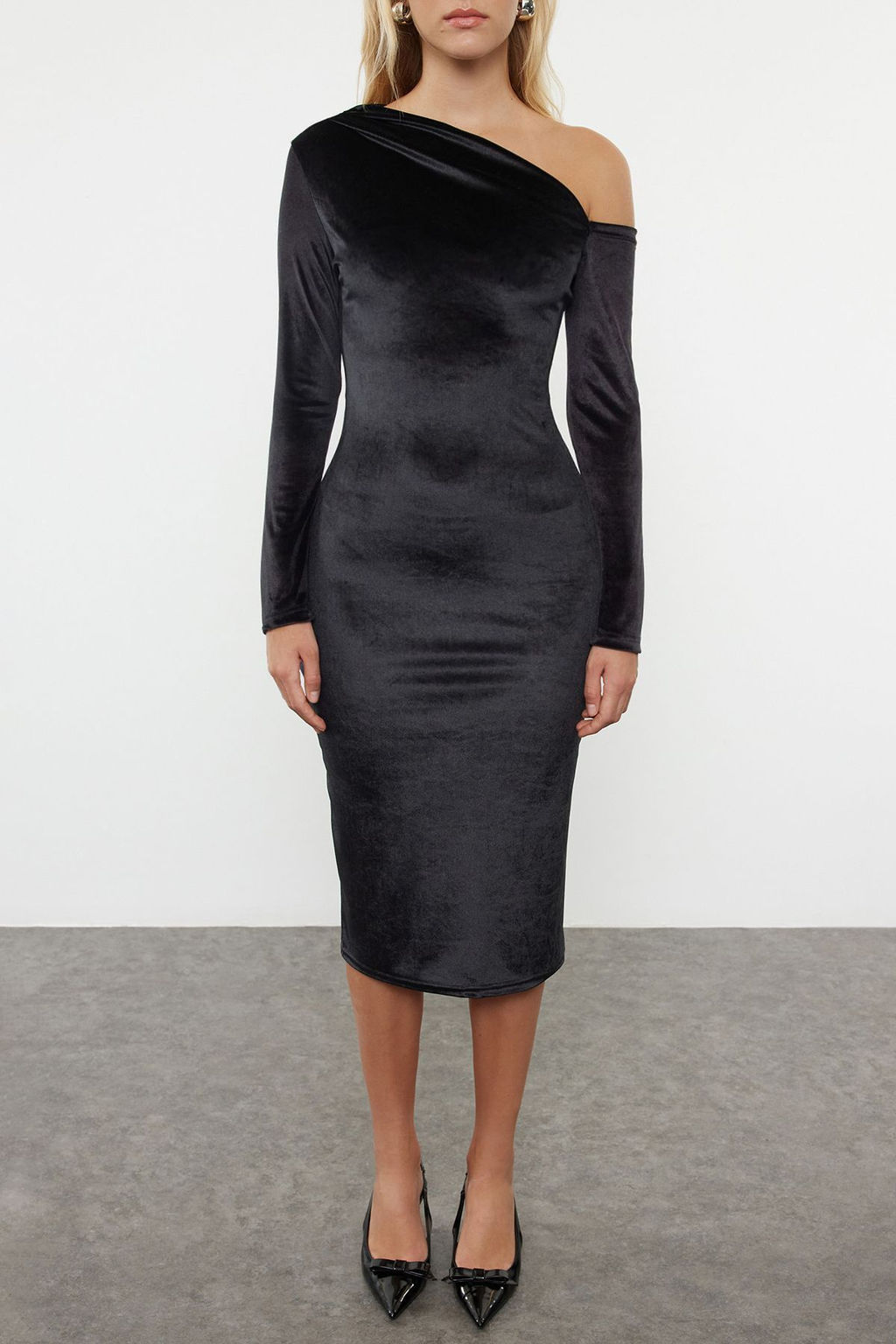 Trendyolmilla Siyah Duz Tek Omuz Detayl? Drapeli Vucuda Oturan Orme Elbise TWOAW25EL00206  фото 3