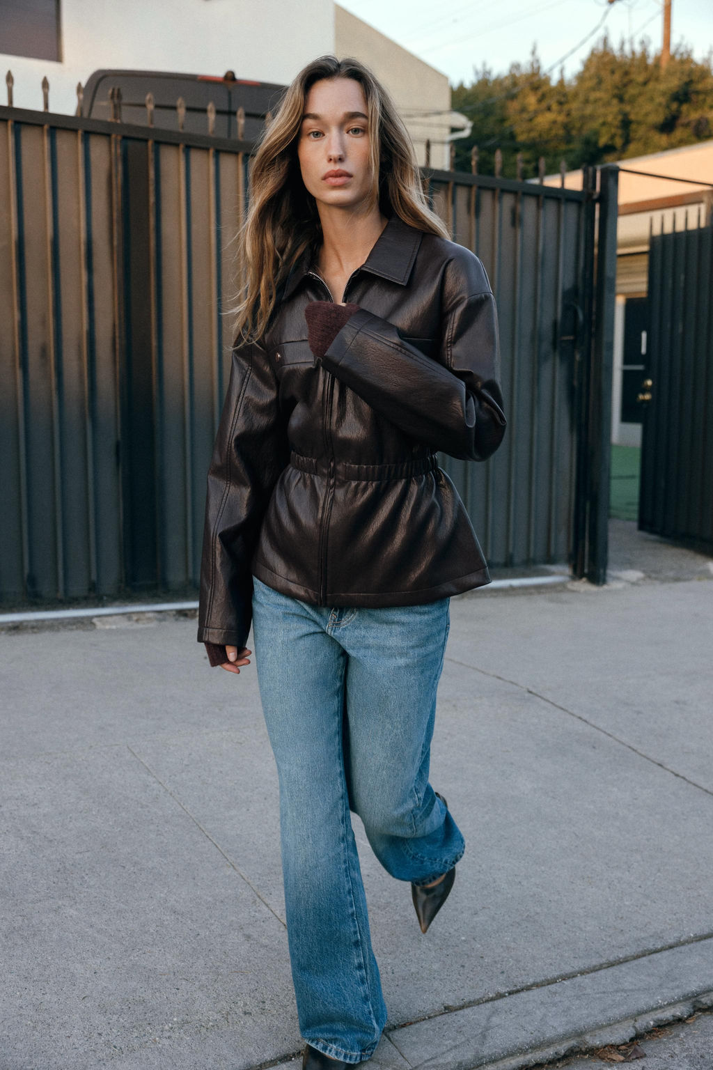 CHAQUETA EFECTO PIEL CINTURA EL?STICA / Marr?n - Zara фото 10