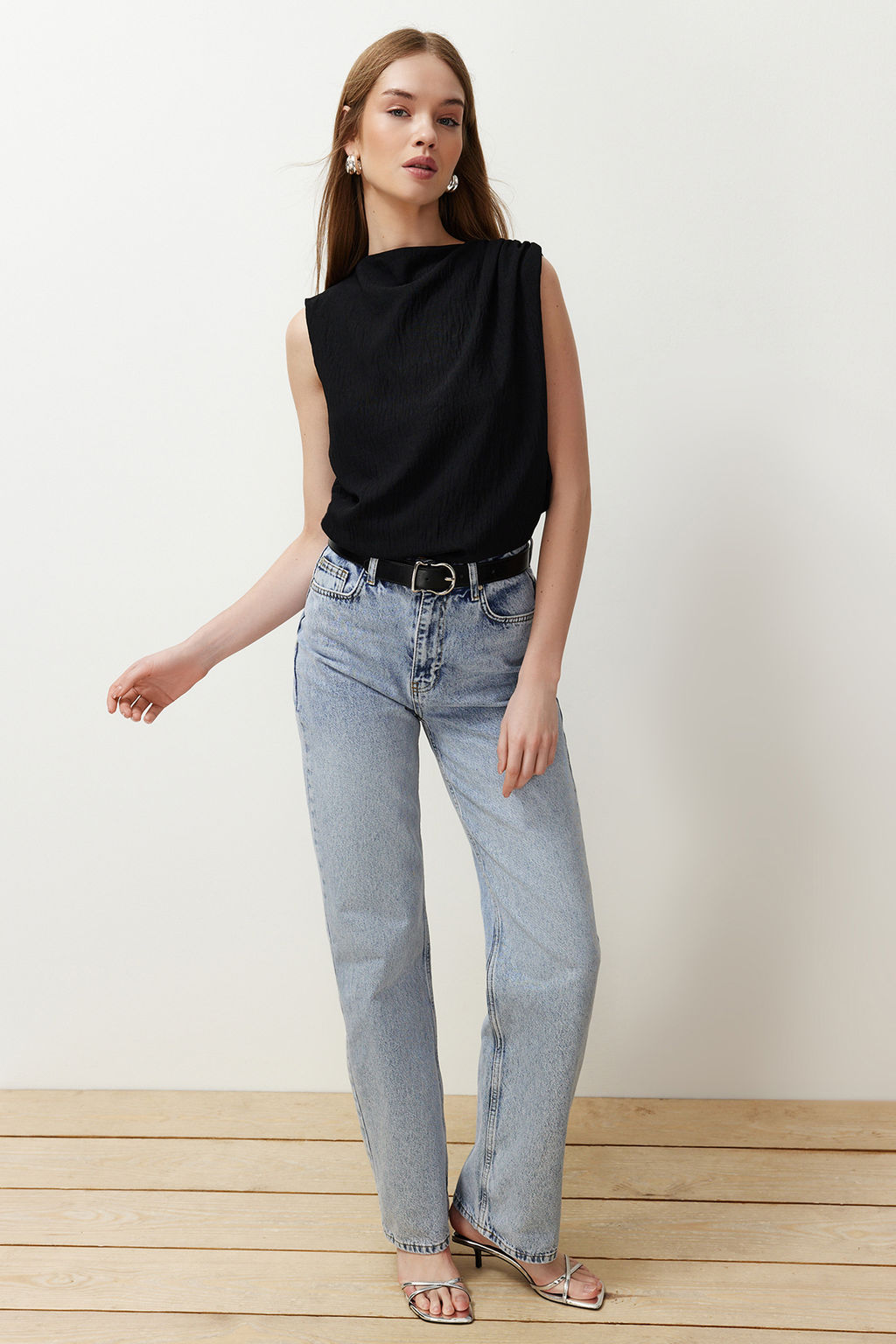 Trendyolmilla Ekru Buzgu Detayl? Bisiklet Yaka Kolsuz Dokuma Bluz TWOSS24BZ00343 фото 13