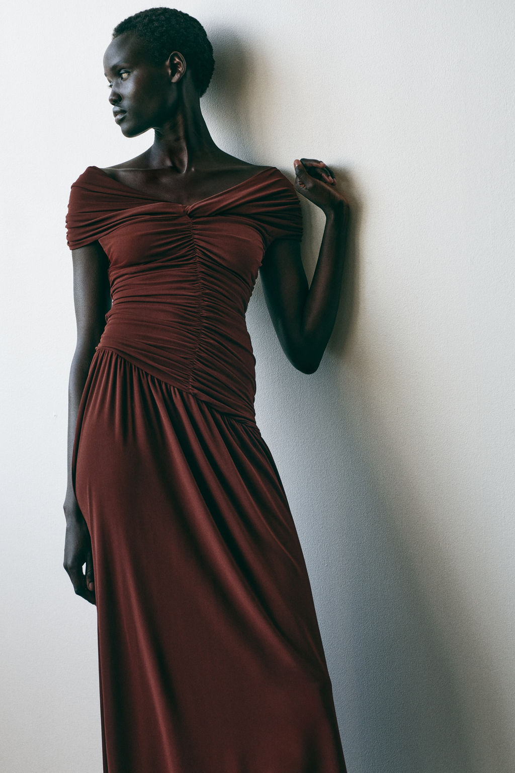 Vestido off-the-shoulder en punto drapeado - H&m фото 2