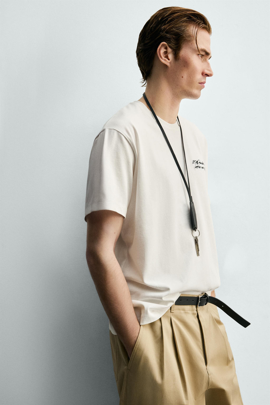 CAMISETA TEXTOS BORDADOS / Blanco