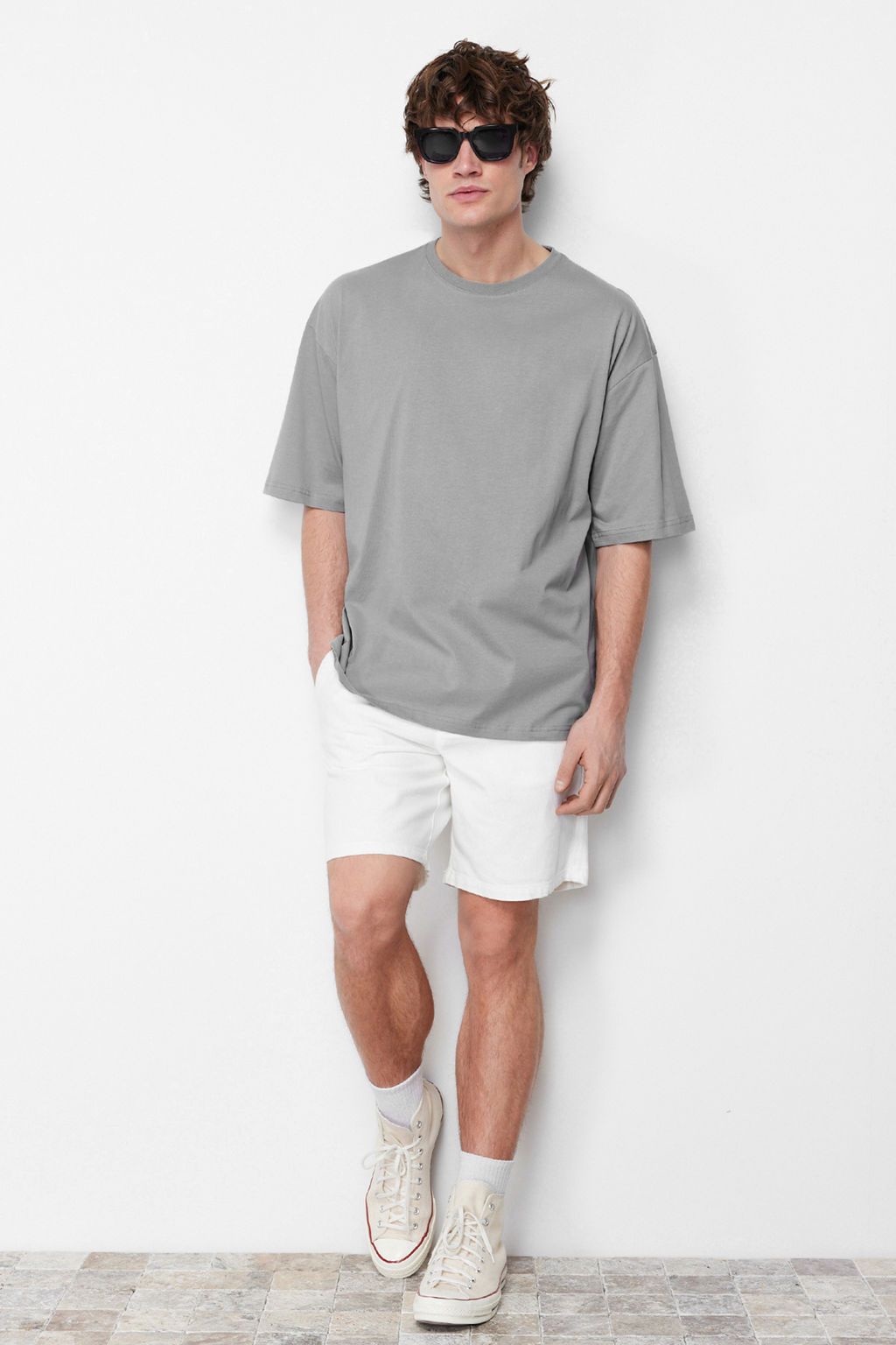 Gri Oversize/Genis Kesim Cicek Bask?l? K?sa Kol %100 Pamuklu T-Shirt TMNSS21TS1223