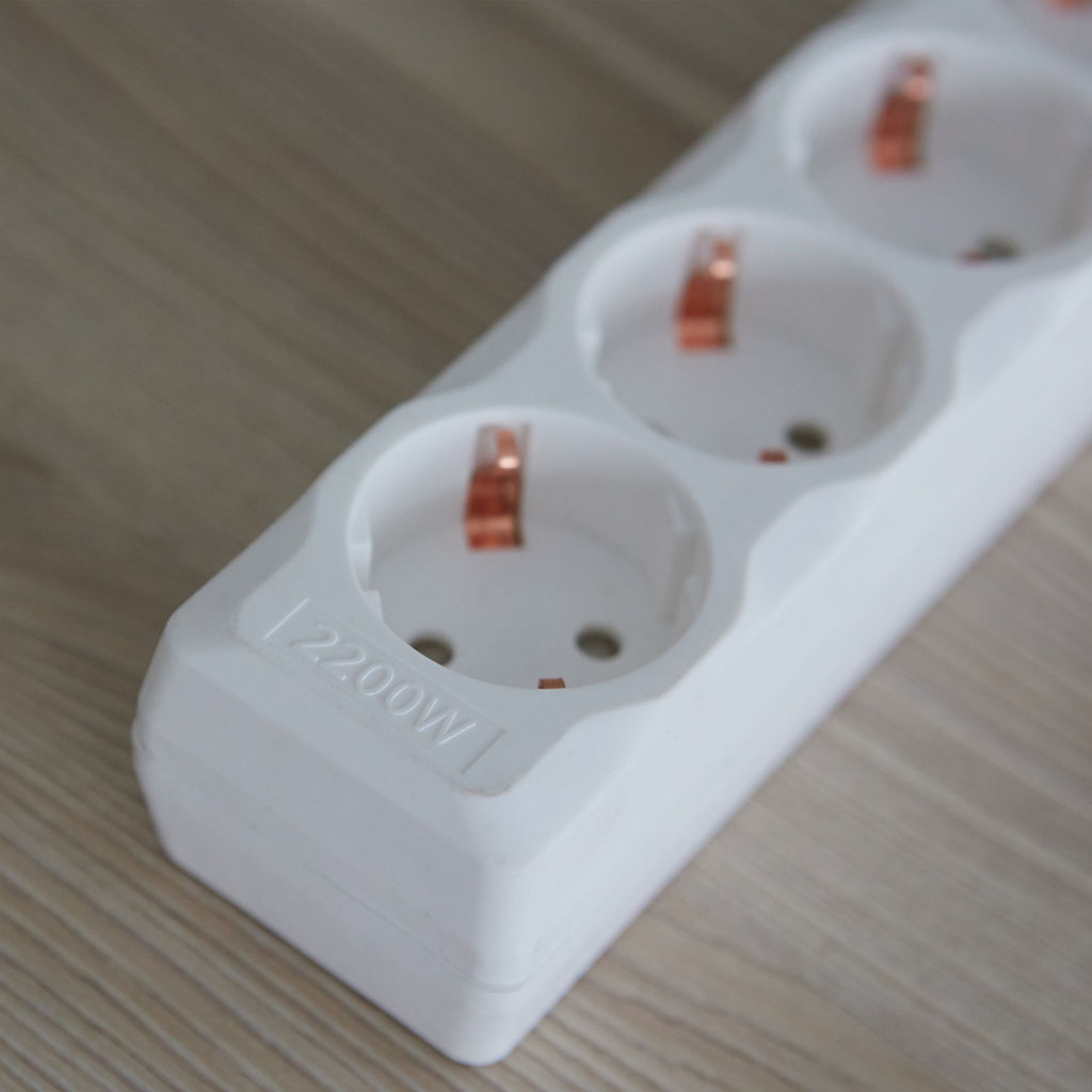 S-GSU5-5 WHITE Cетевой фильтр серии Universal, 5м (Пвс 3*0,75), 5 гнезд, с/з. 10А. Защита от перенапряжения, короткого замыкания. TM Uniel.